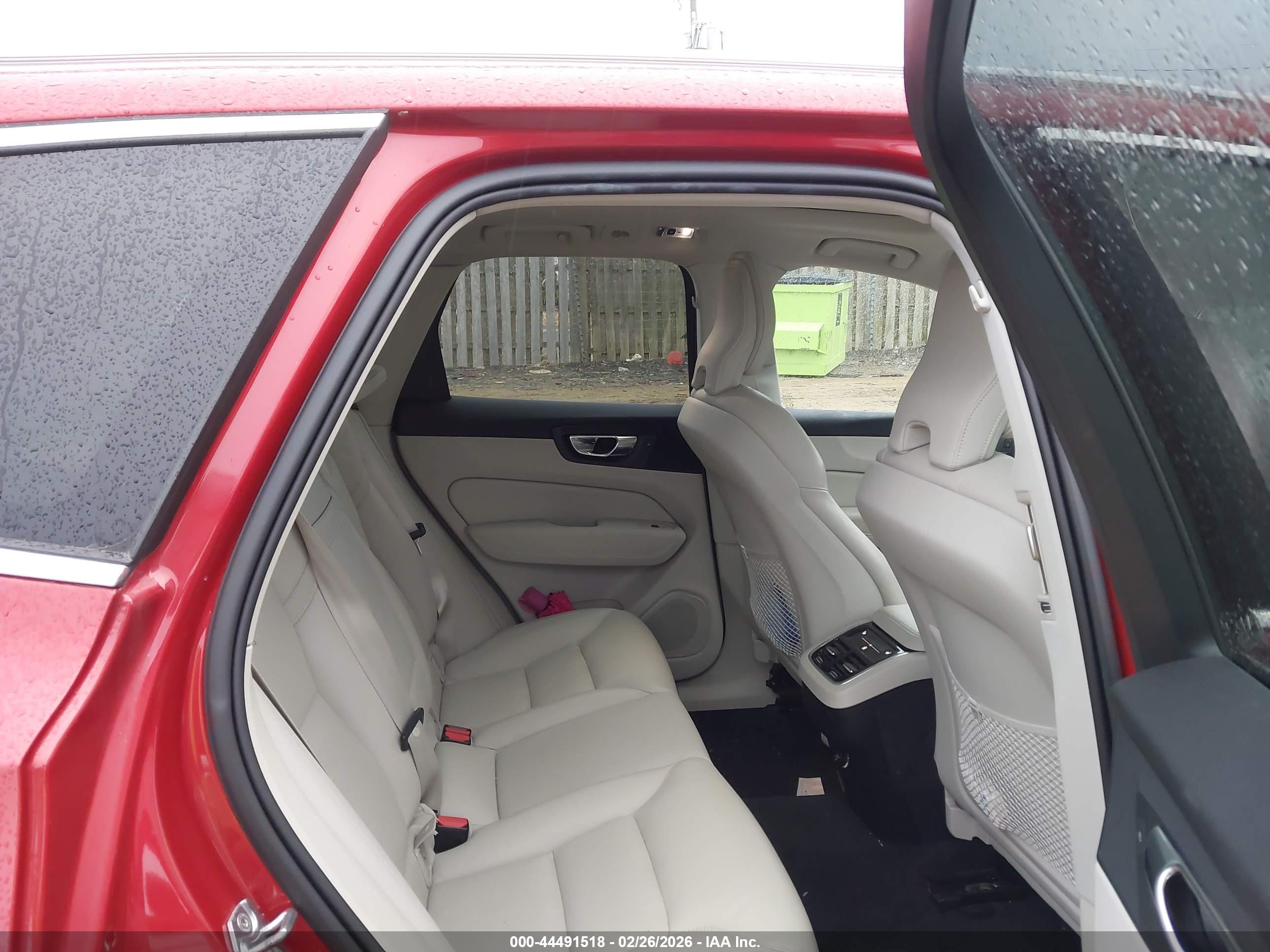 VOLVO XC60 image 8