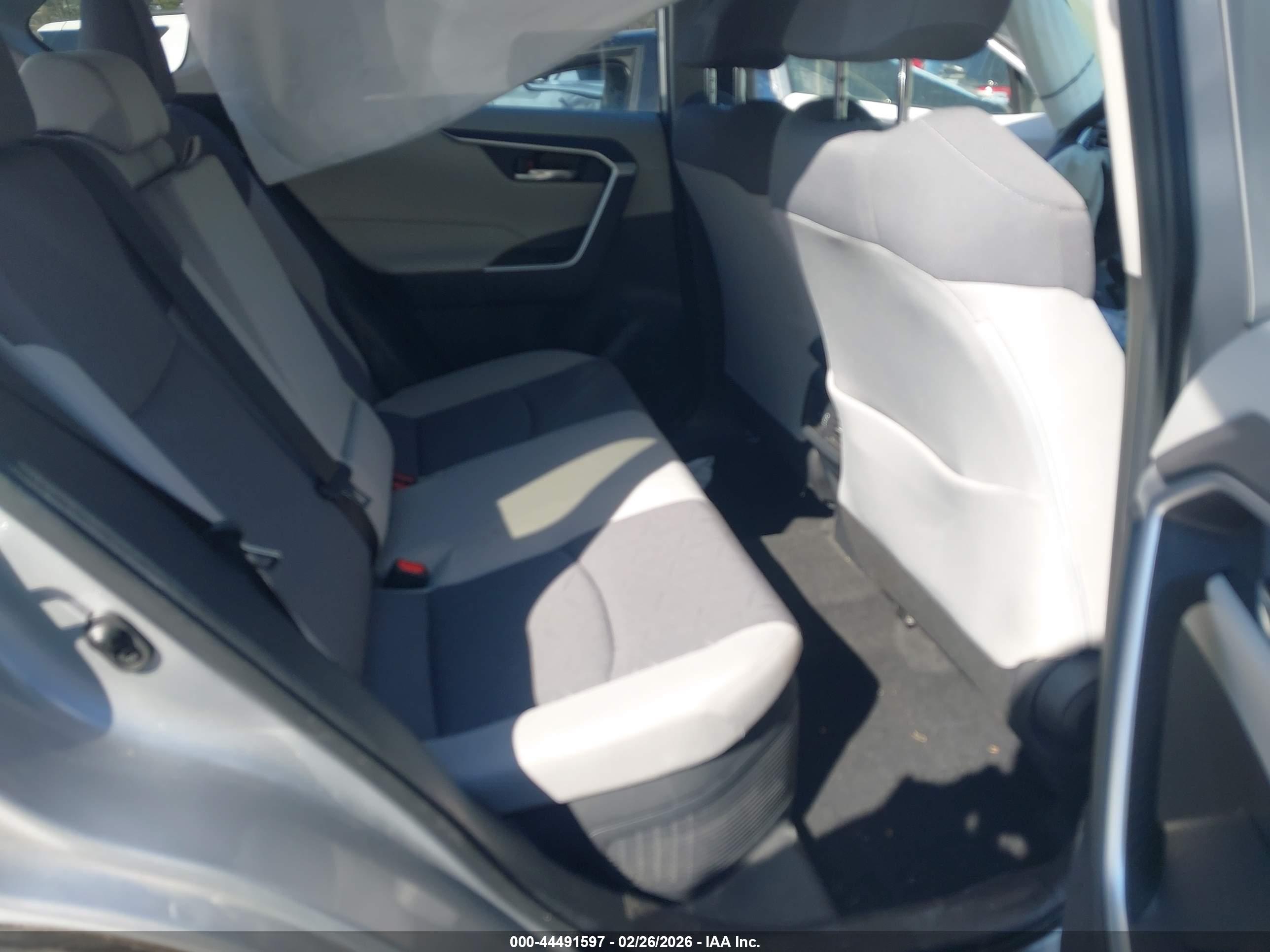 TOYOTA RAV4 image 8