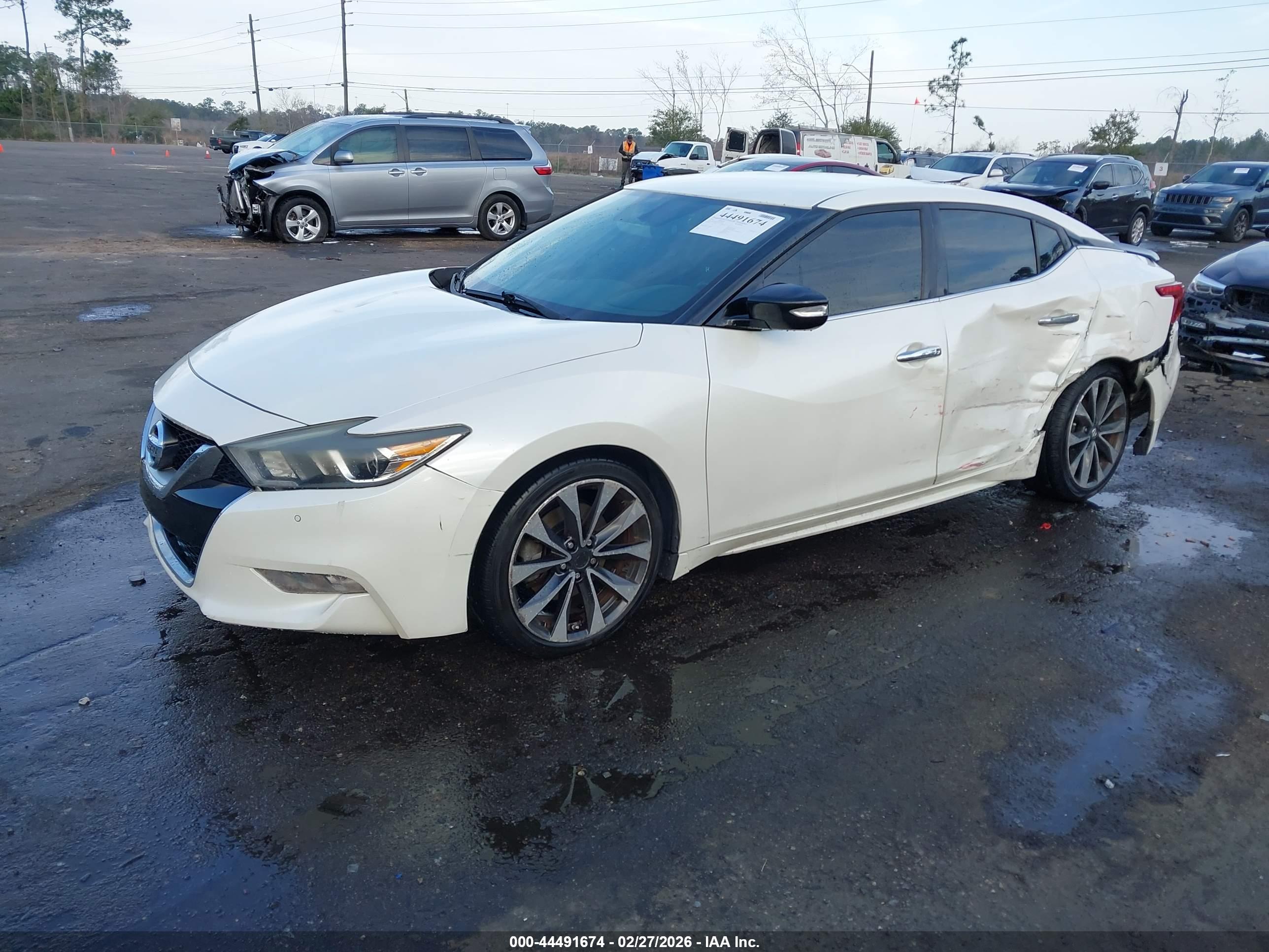 NISSAN MAXIMA image 2