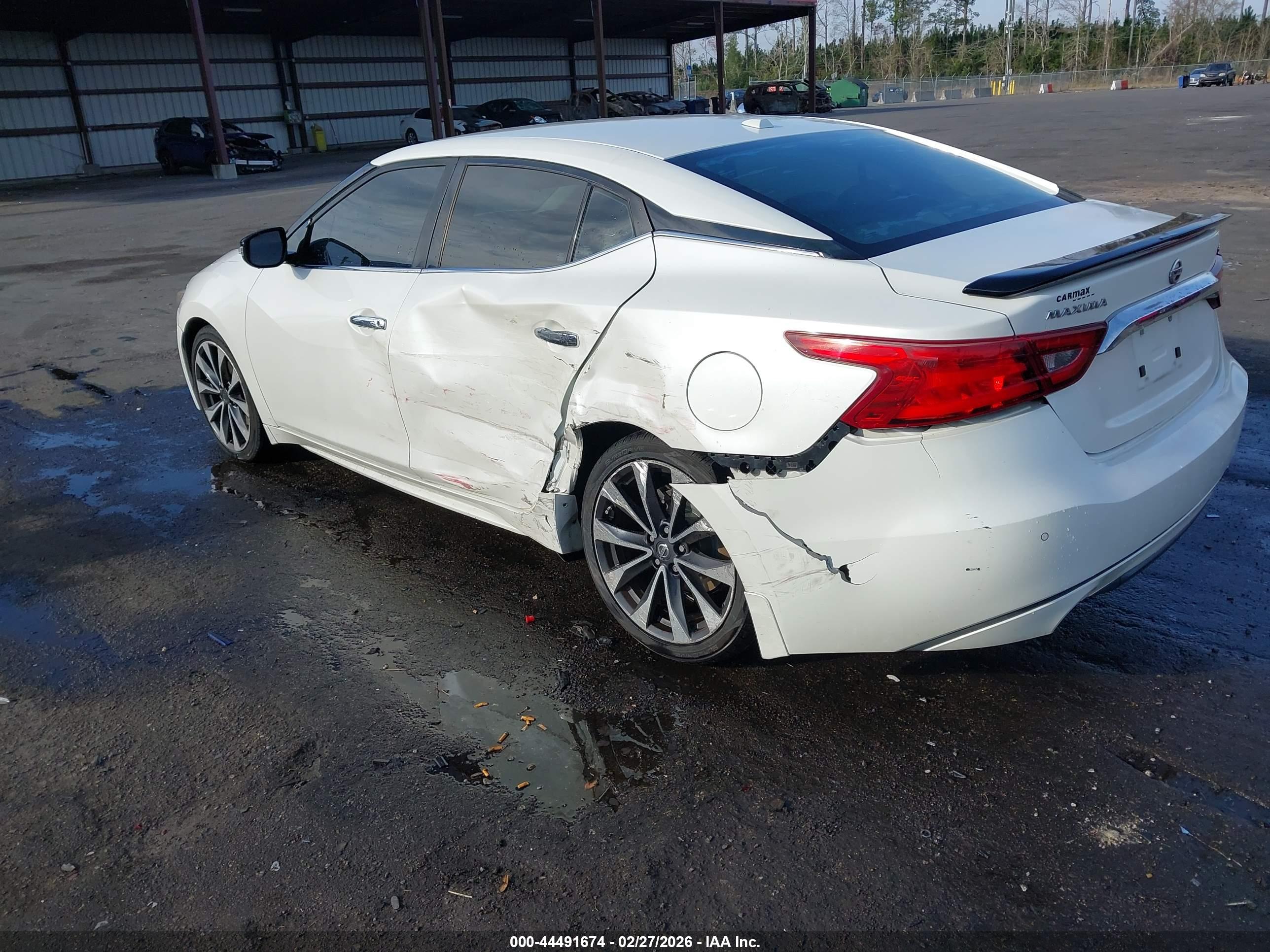 NISSAN MAXIMA image 3