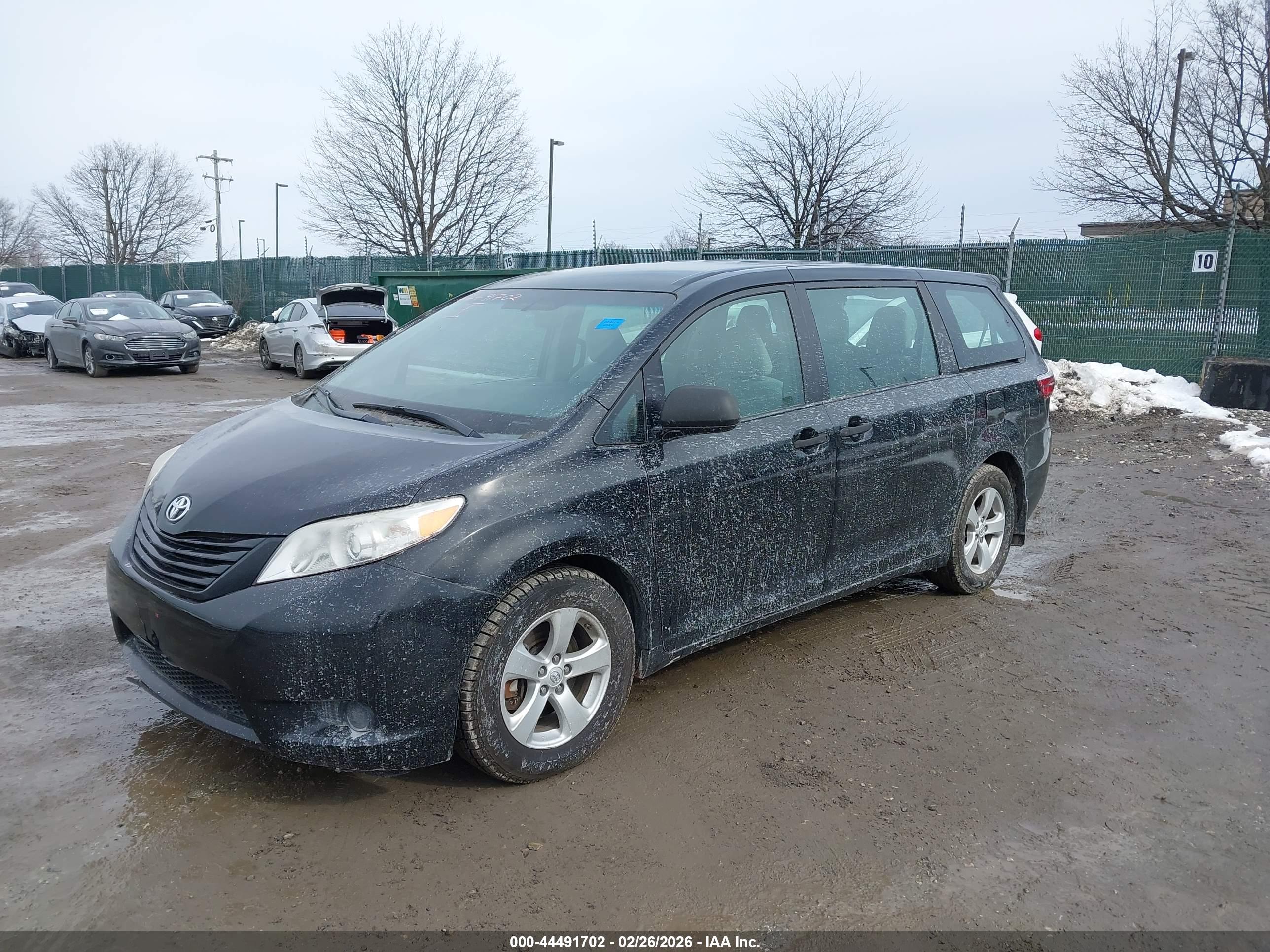 TOYOTA SIENNA image 2