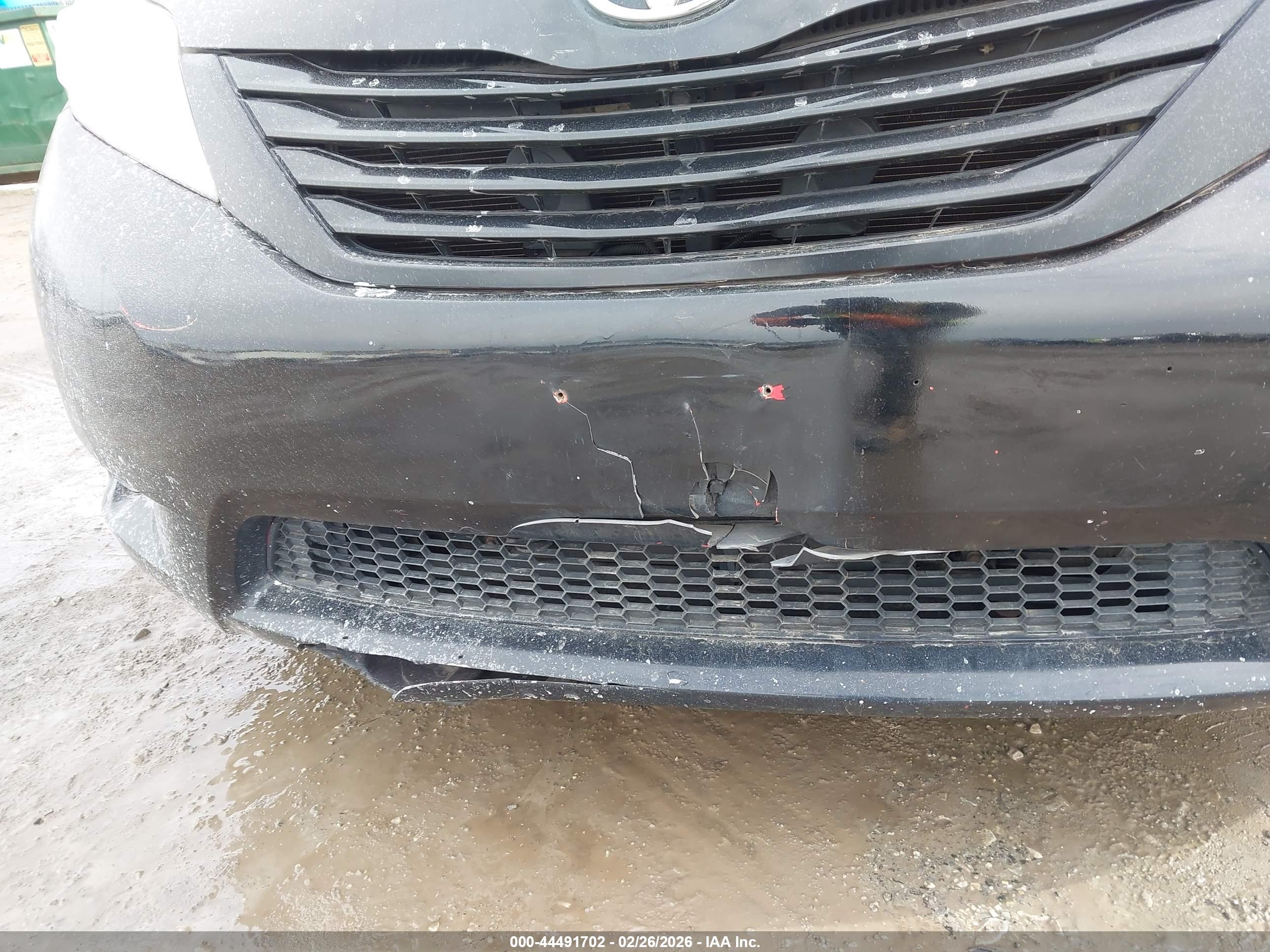 TOYOTA SIENNA image 6