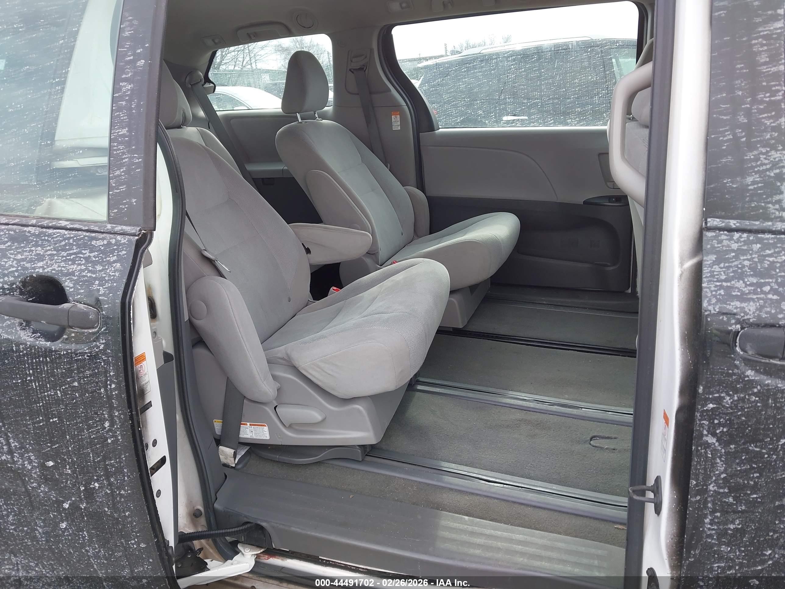 TOYOTA SIENNA image 8
