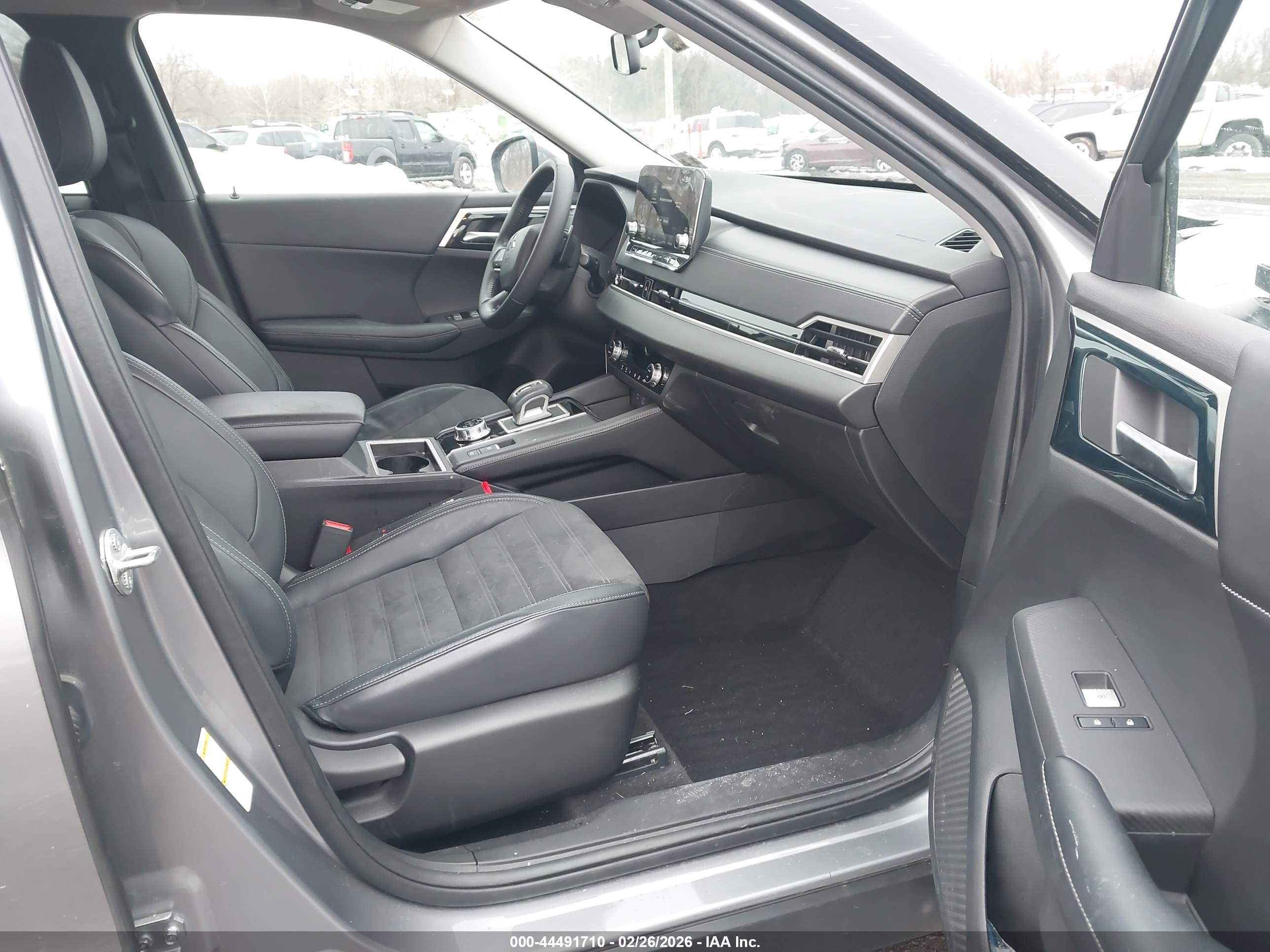 MITSUBISHI OUTLANDER image 5