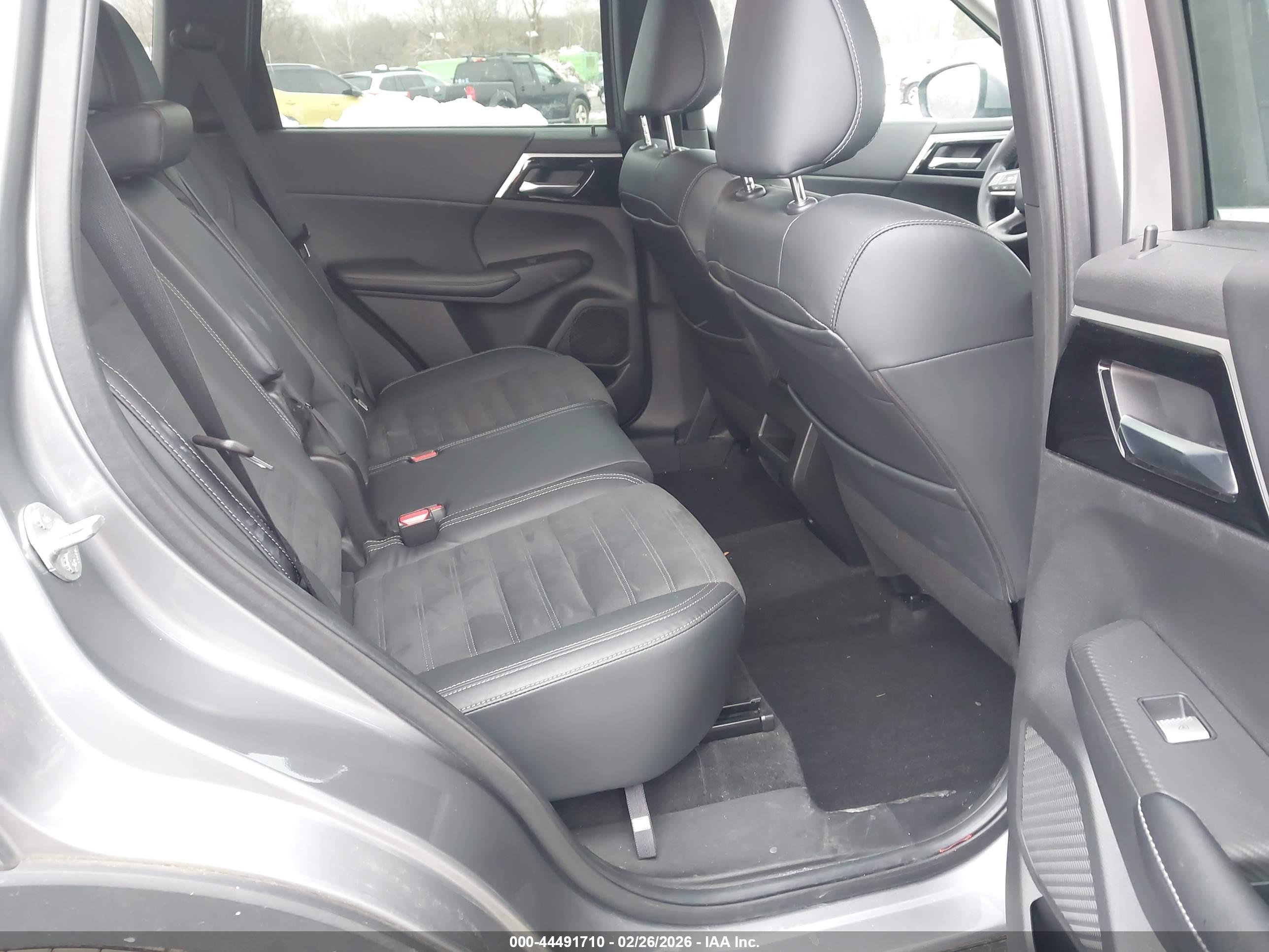 MITSUBISHI OUTLANDER image 8