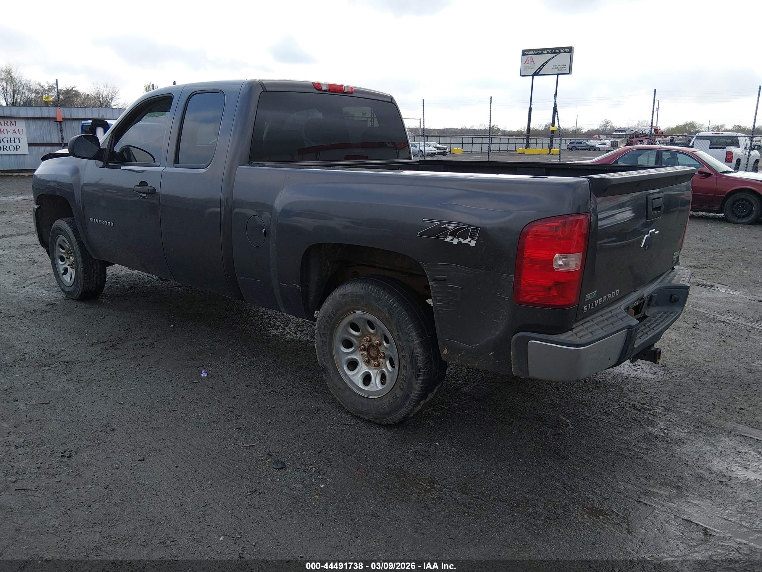 CHEVROLET SILVERADO image 3