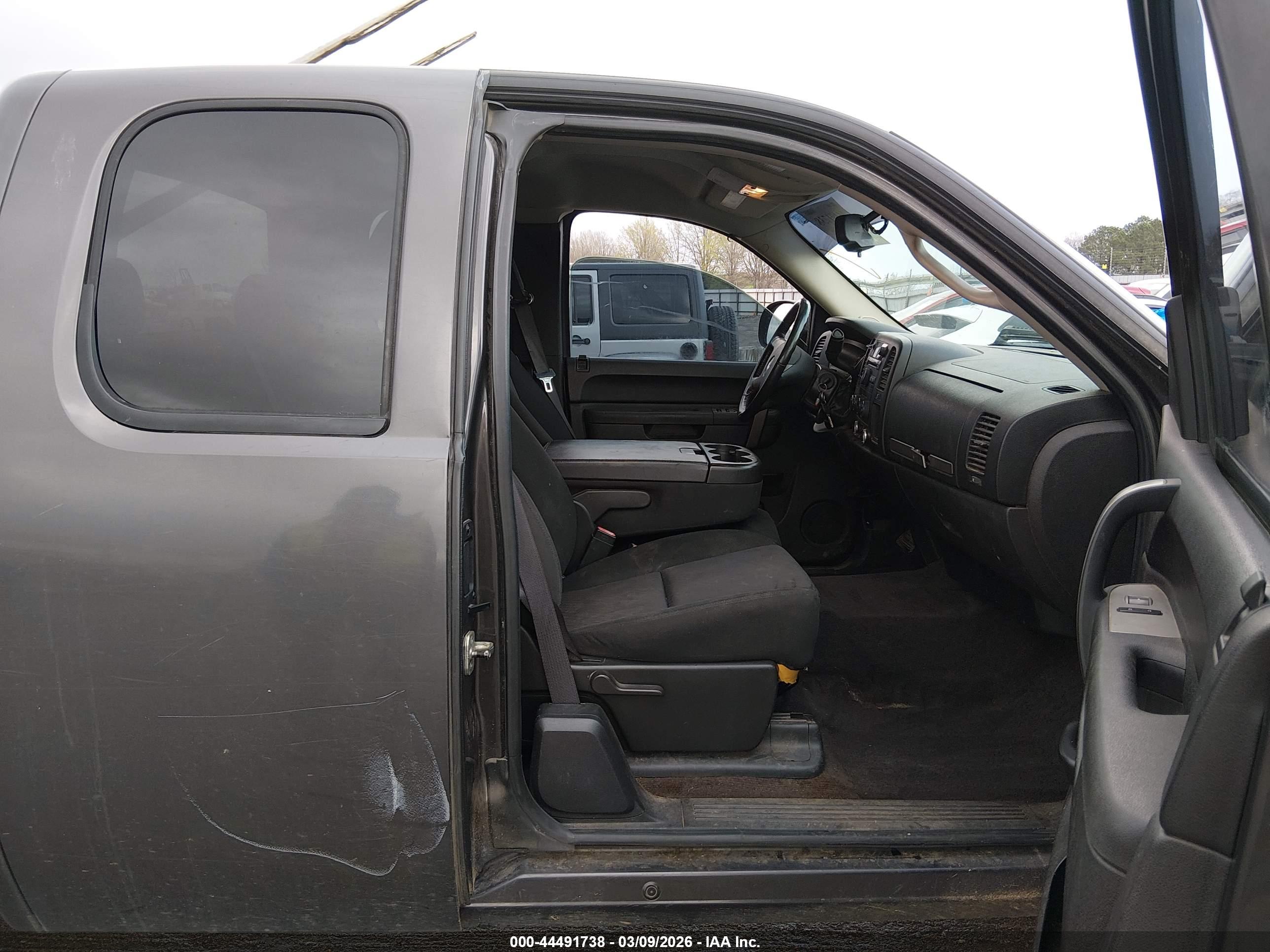 CHEVROLET SILVERADO image 5