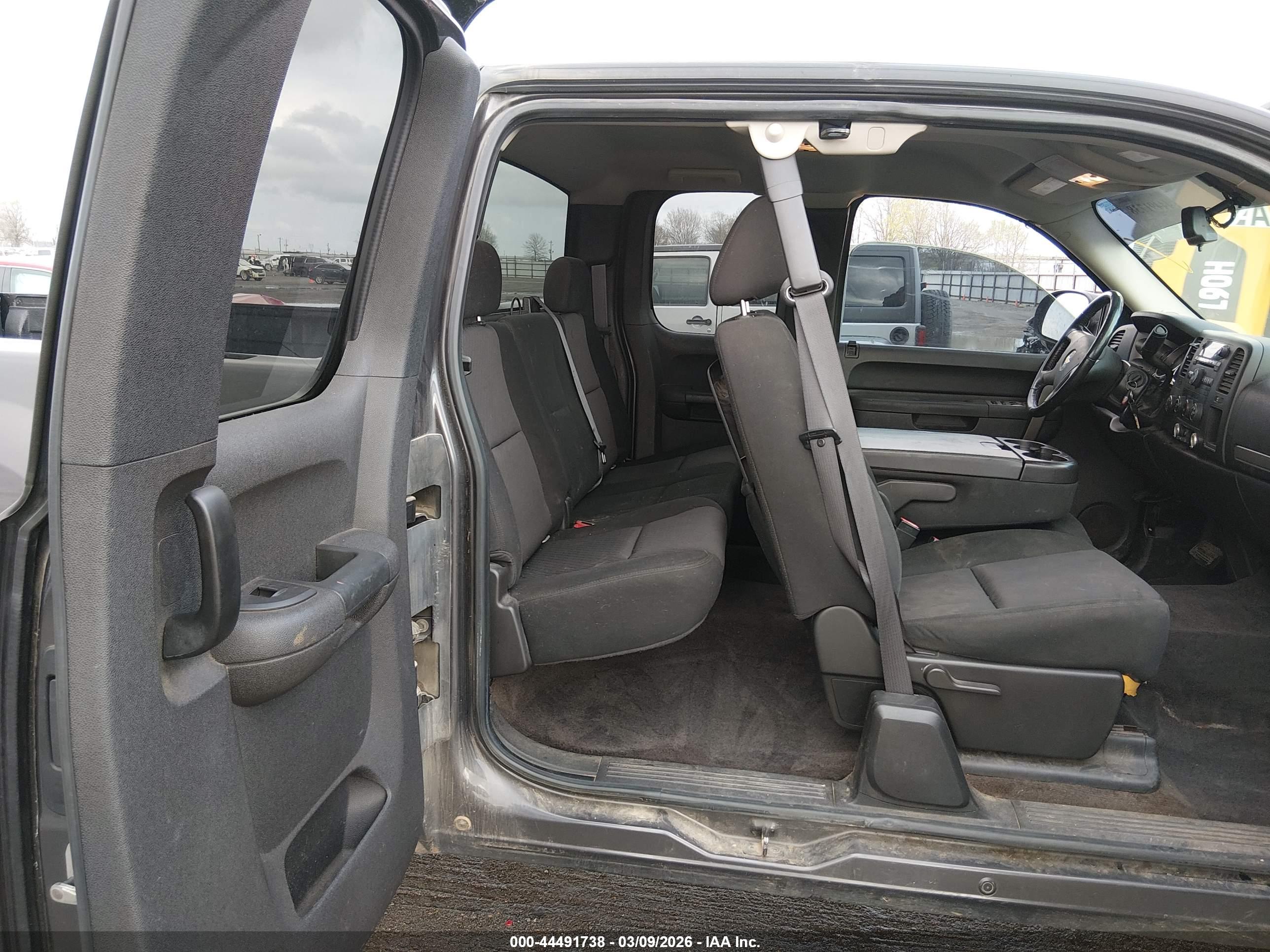CHEVROLET SILVERADO image 8