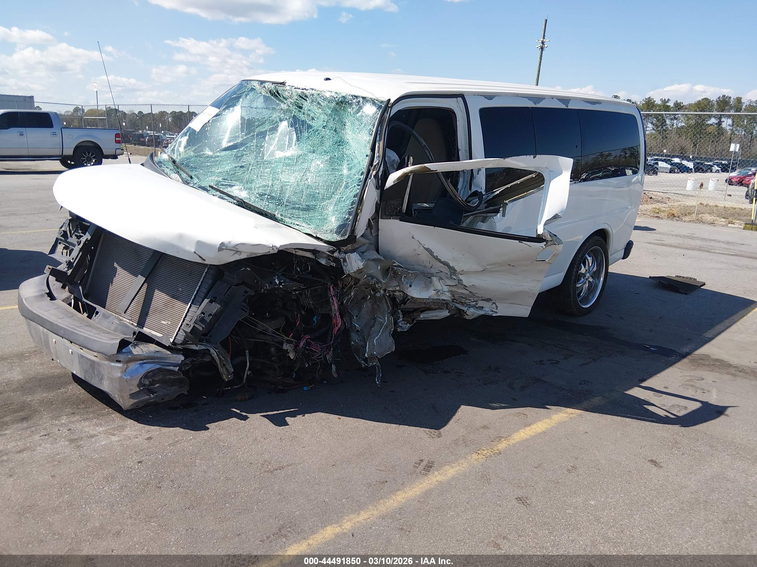CHEVROLET EXPRESS image 2