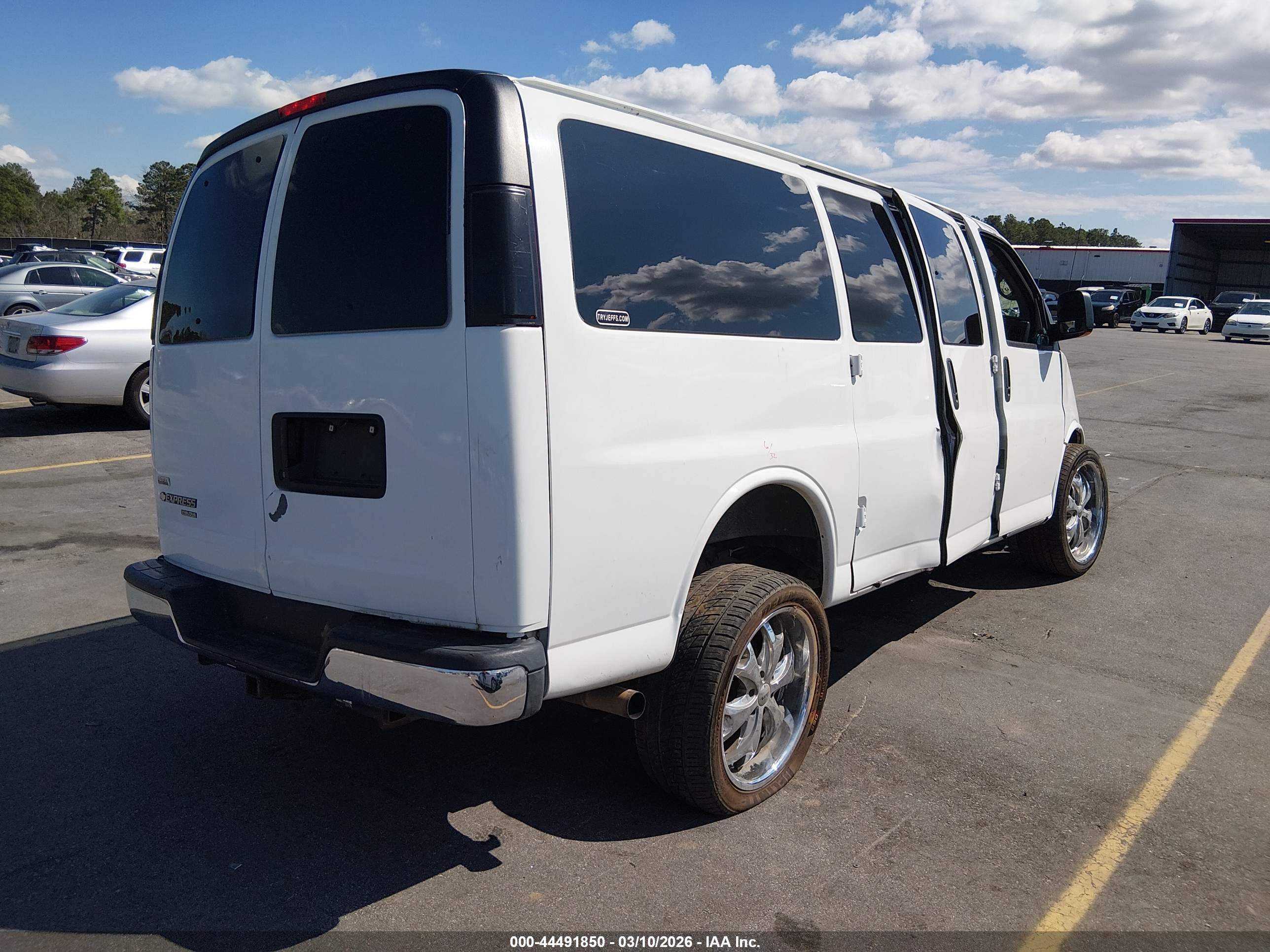 CHEVROLET EXPRESS image 3