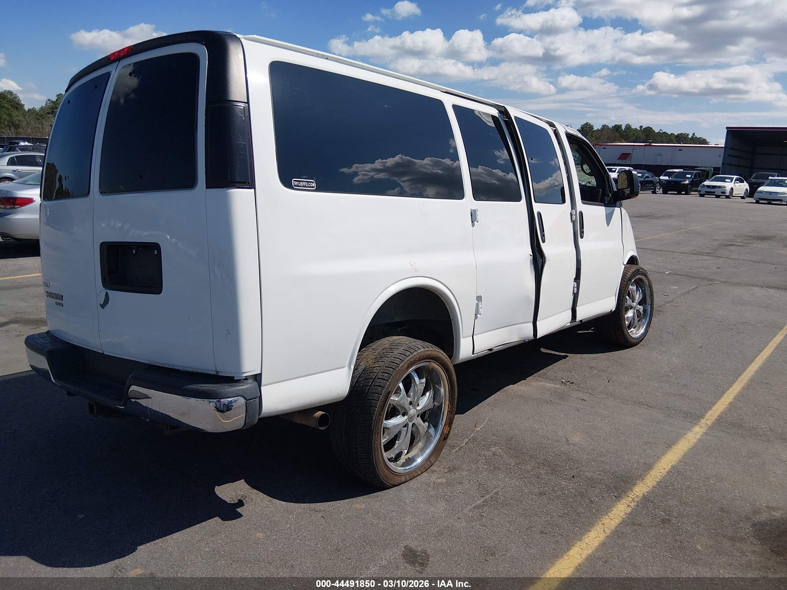 CHEVROLET EXPRESS image 4