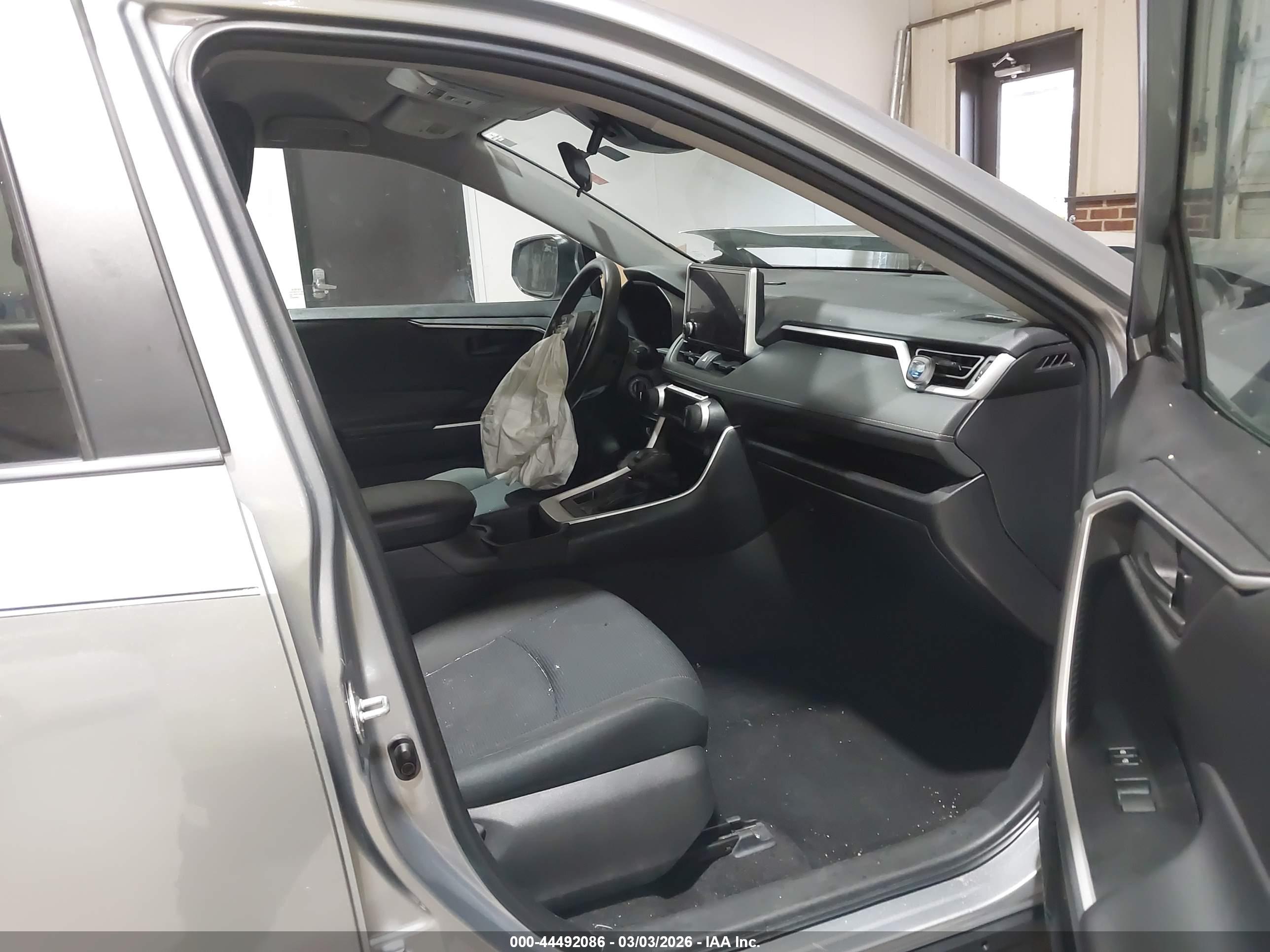 TOYOTA RAV4 image 5