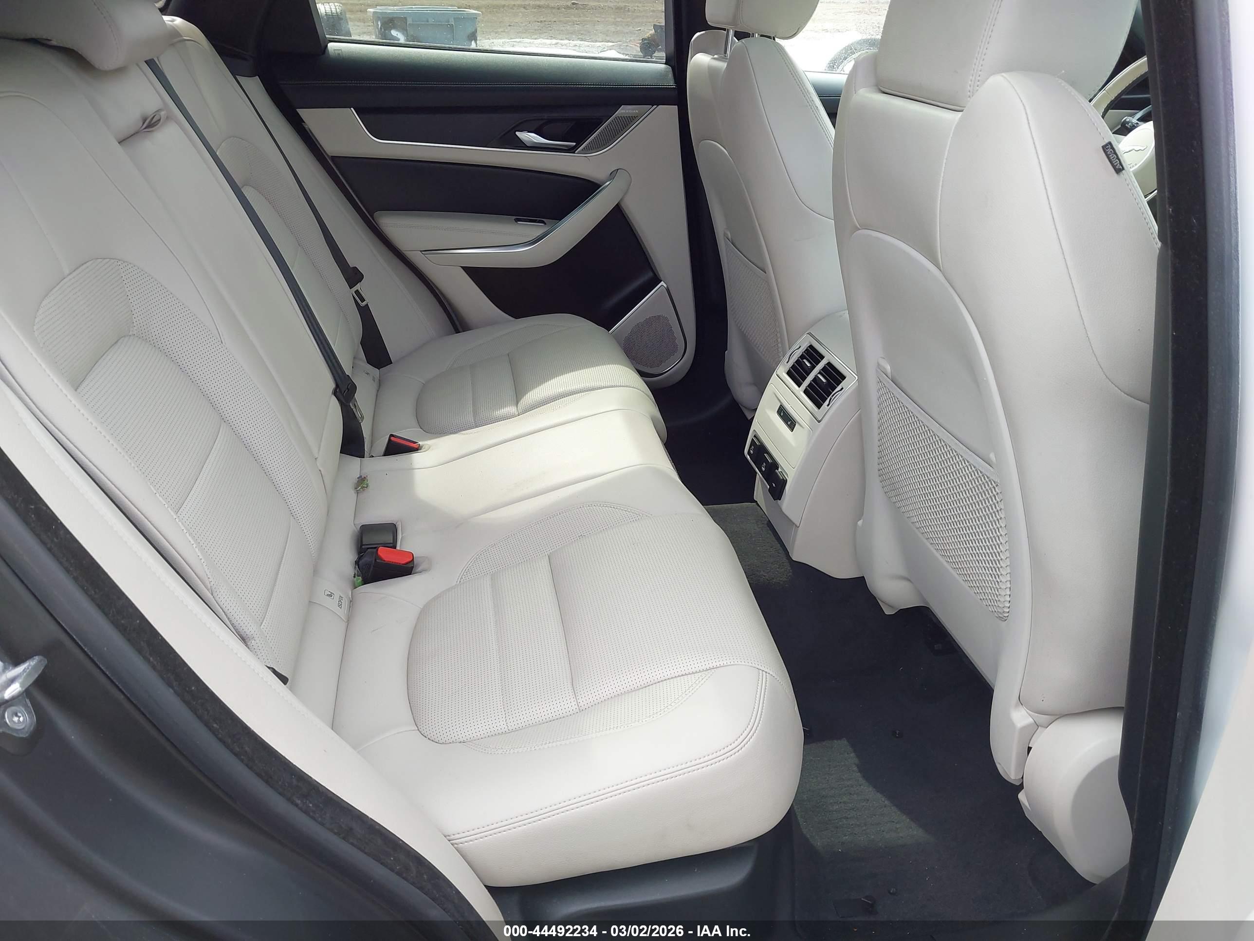 JAGUAR F-PACE image 8