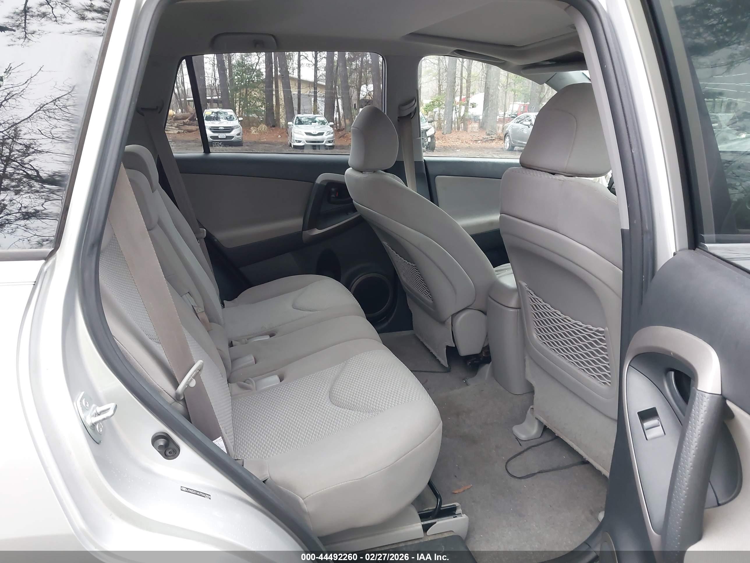 TOYOTA RAV4 image 8