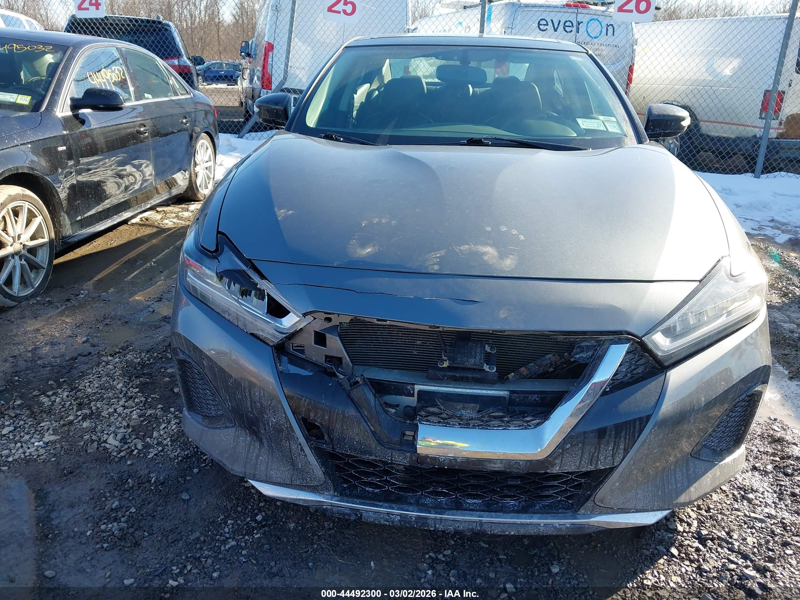 NISSAN MAXIMA image 6