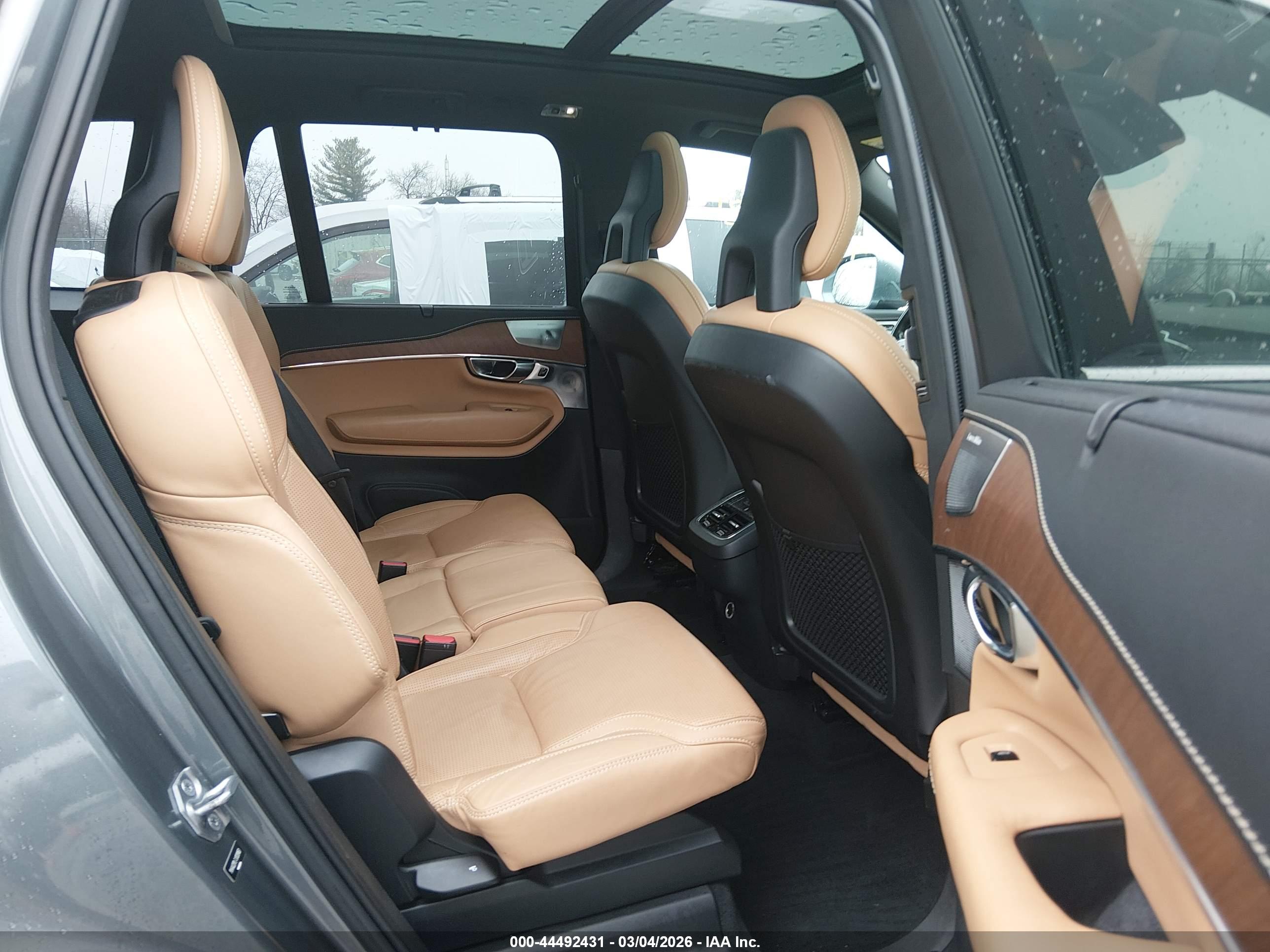 VOLVO XC90 image 8
