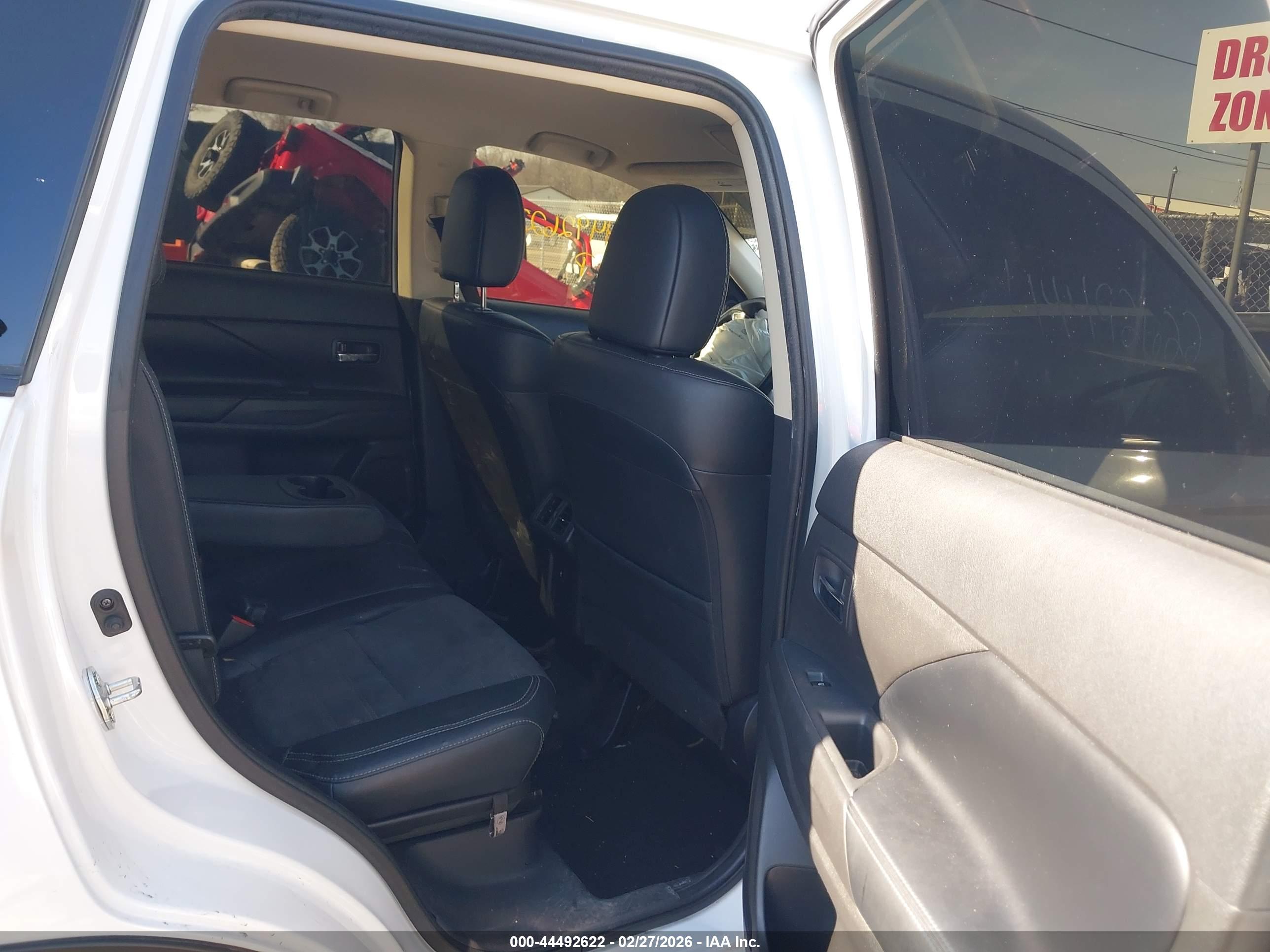 MITSUBISHI OUTLANDER image 8