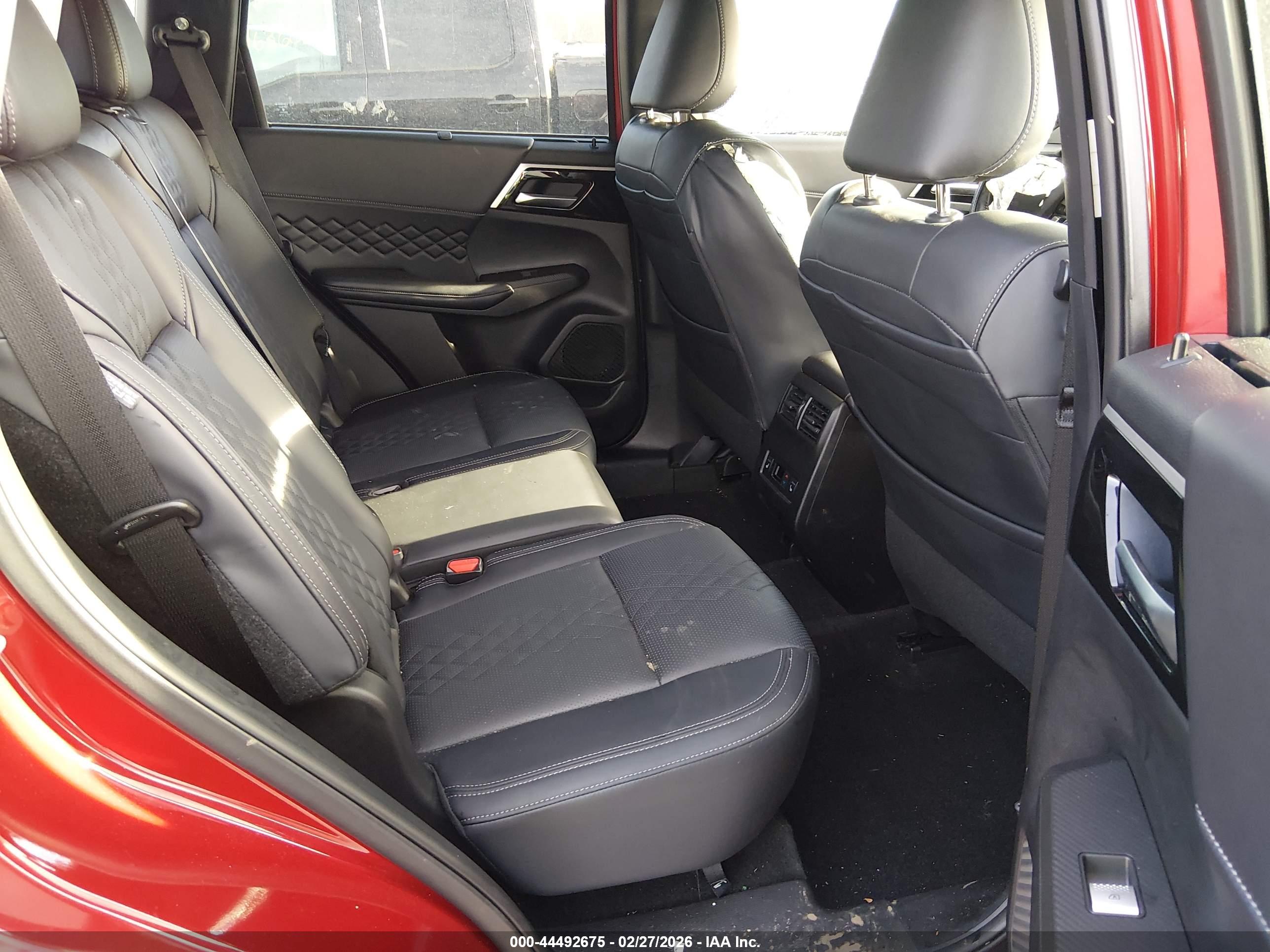 MITSUBISHI OUTLANDER image 8