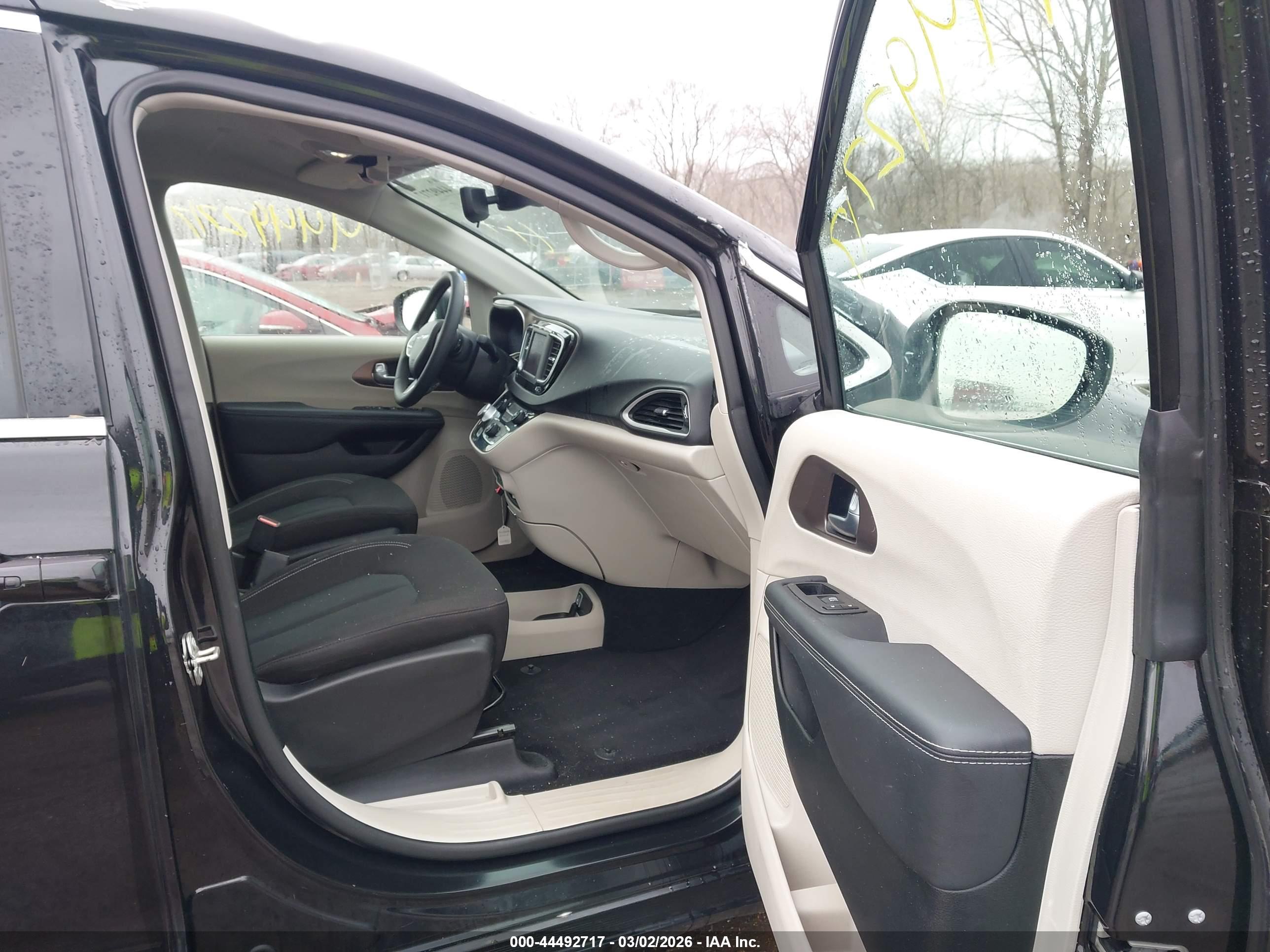 CHRYSLER VOYAGER image 5