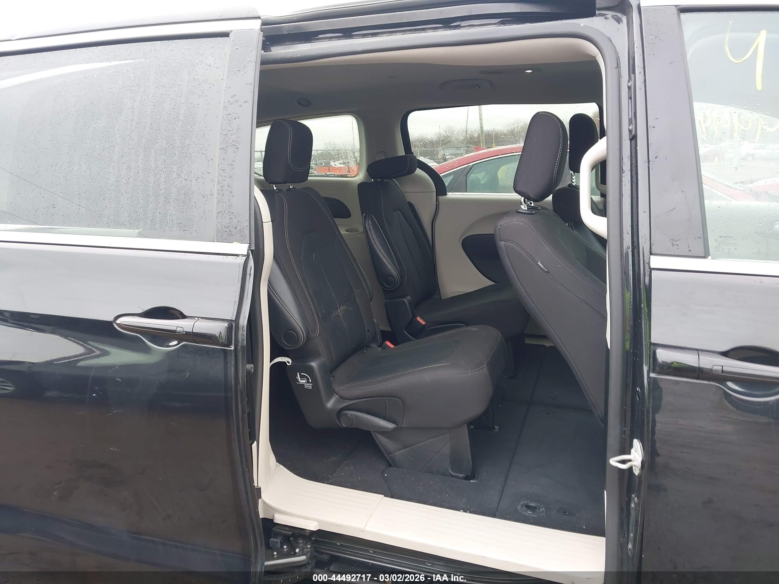 CHRYSLER VOYAGER image 8