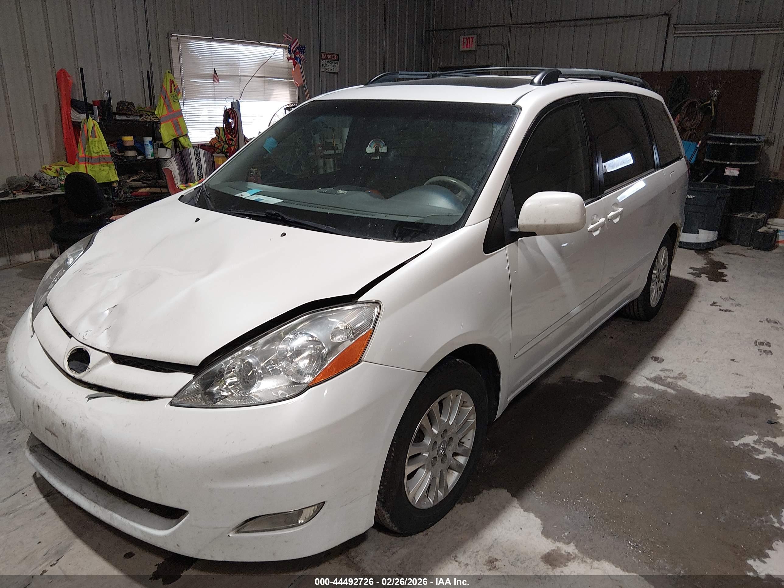 TOYOTA SIENNA image 2