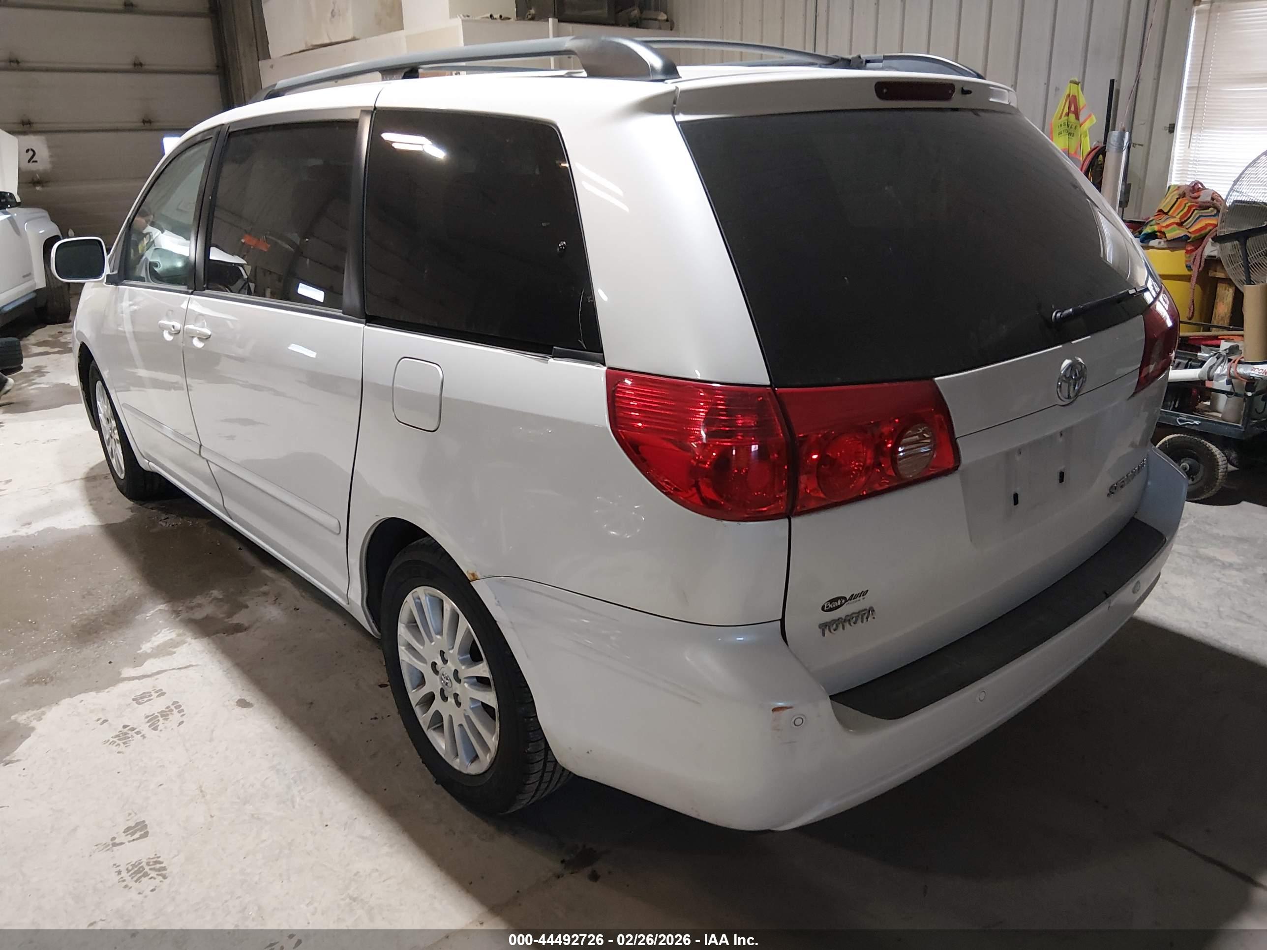 TOYOTA SIENNA image 3