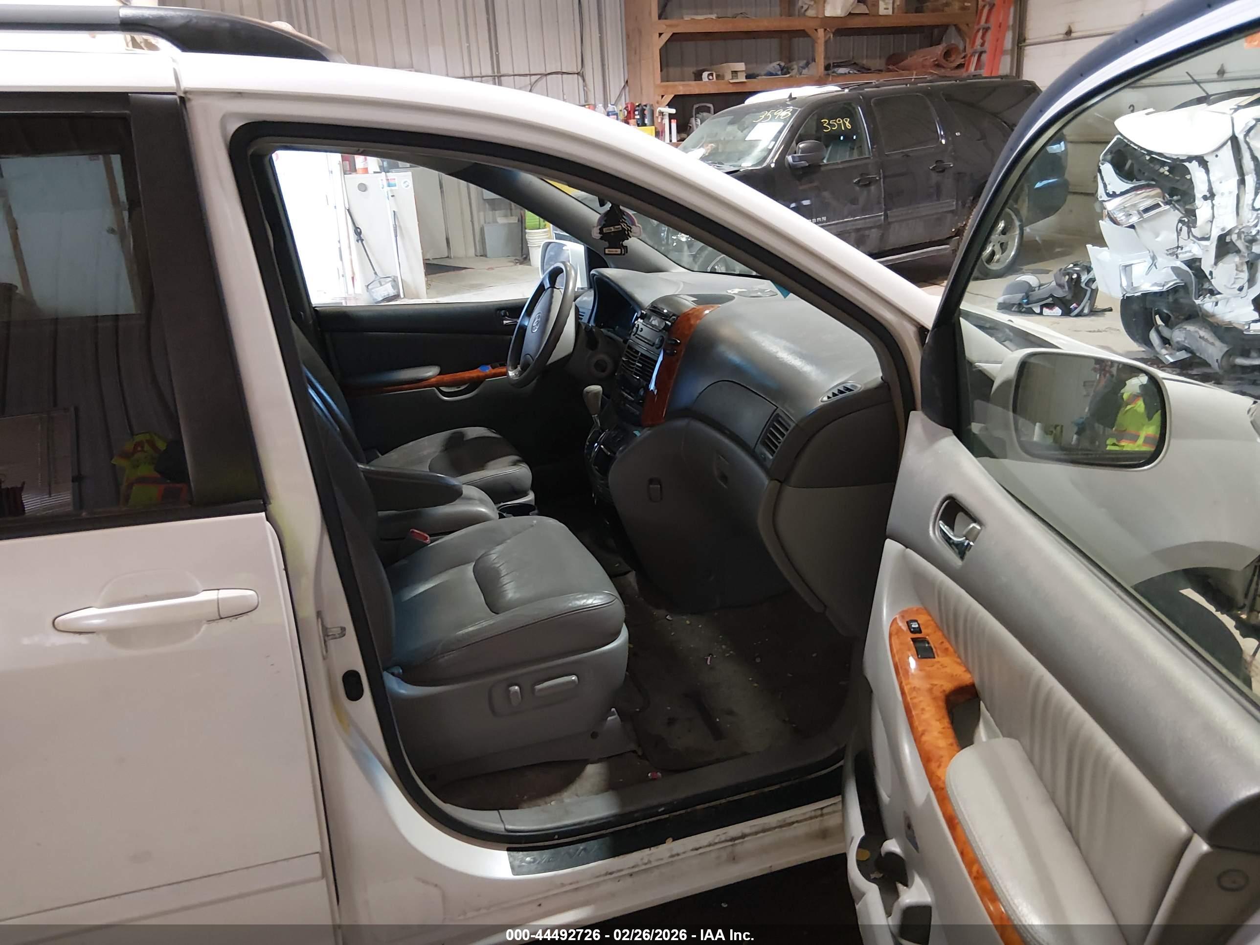 TOYOTA SIENNA image 5