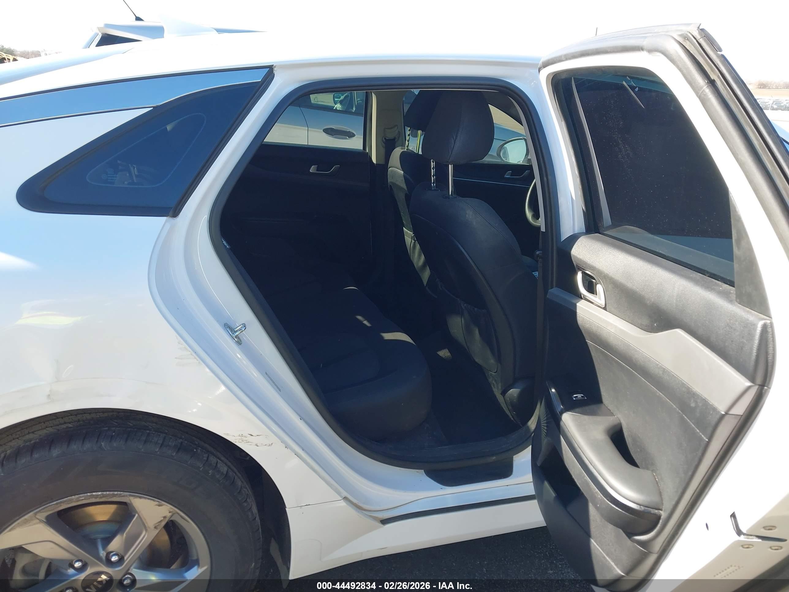 KIA K5 image 8