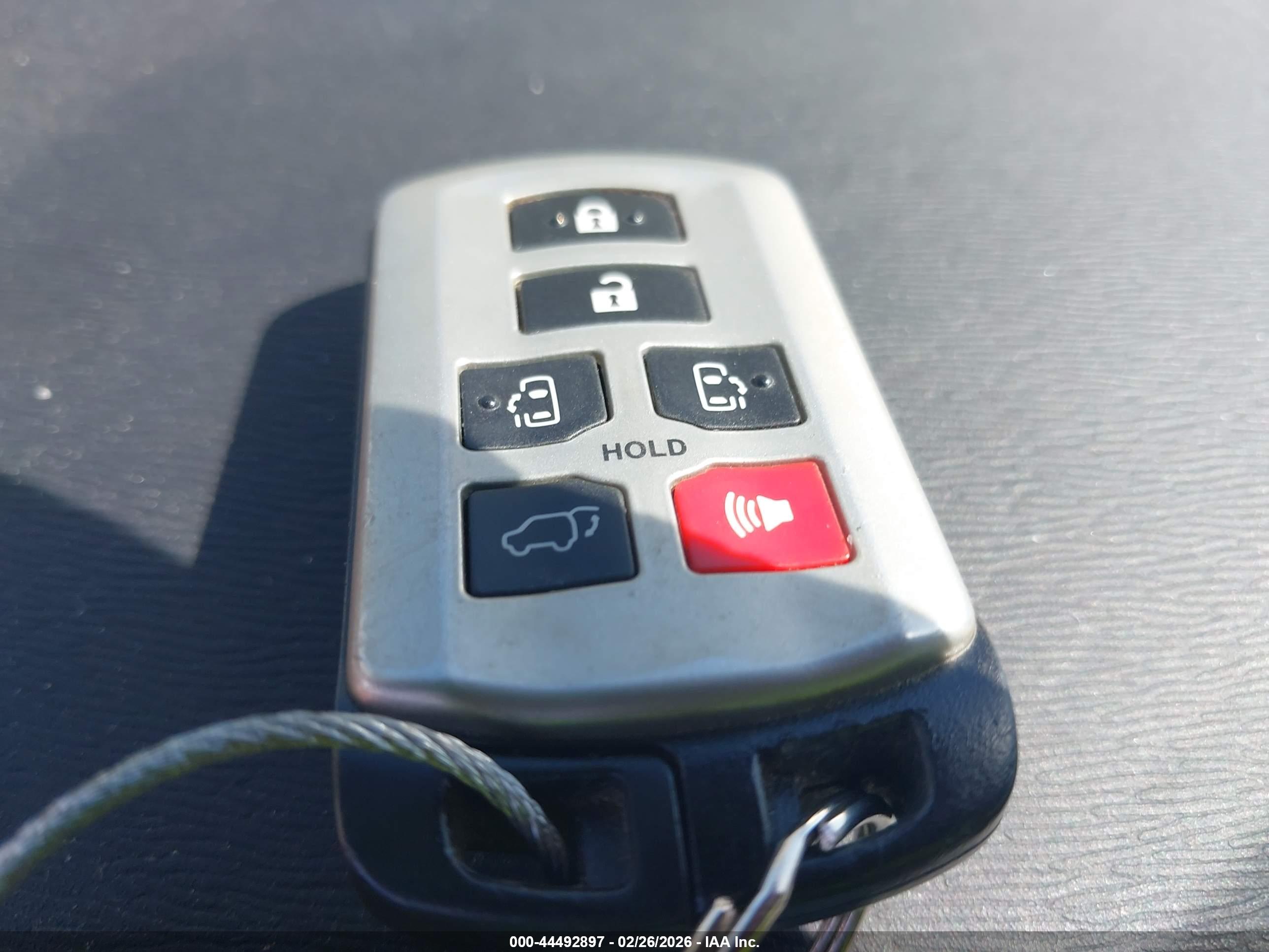 TOYOTA SIENNA image 11