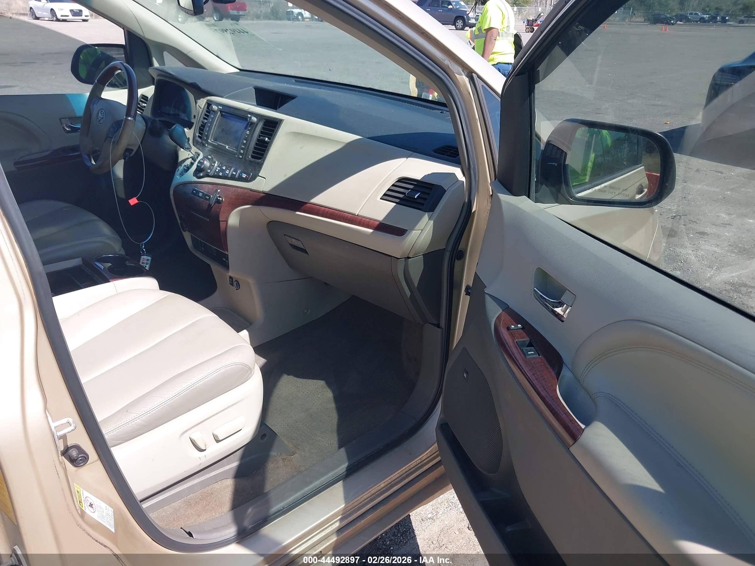 TOYOTA SIENNA image 5