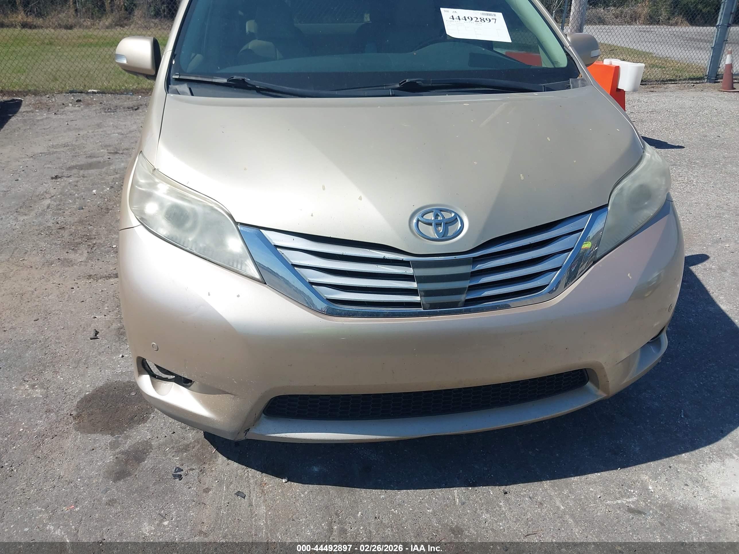 TOYOTA SIENNA image 6