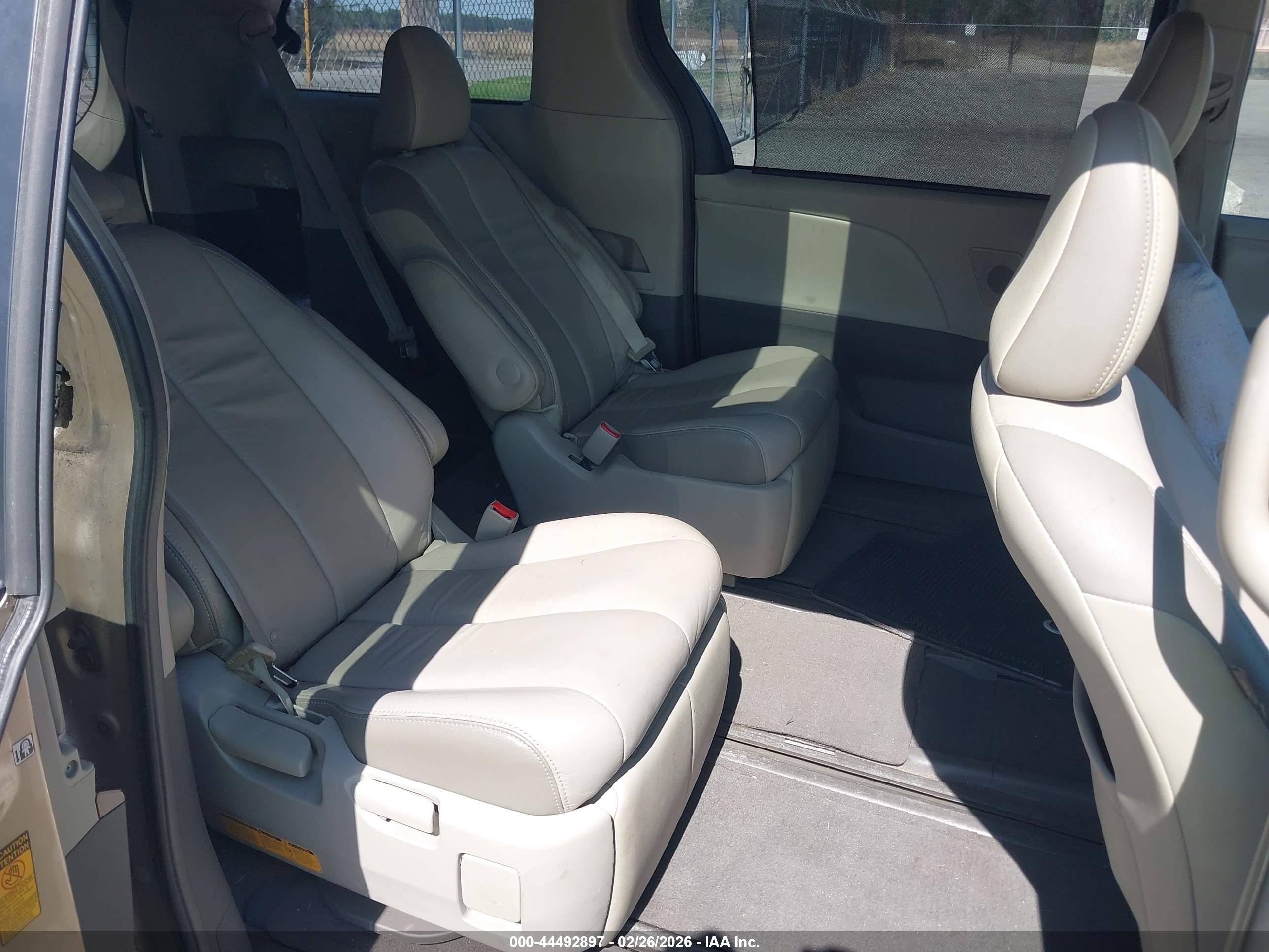 TOYOTA SIENNA image 8