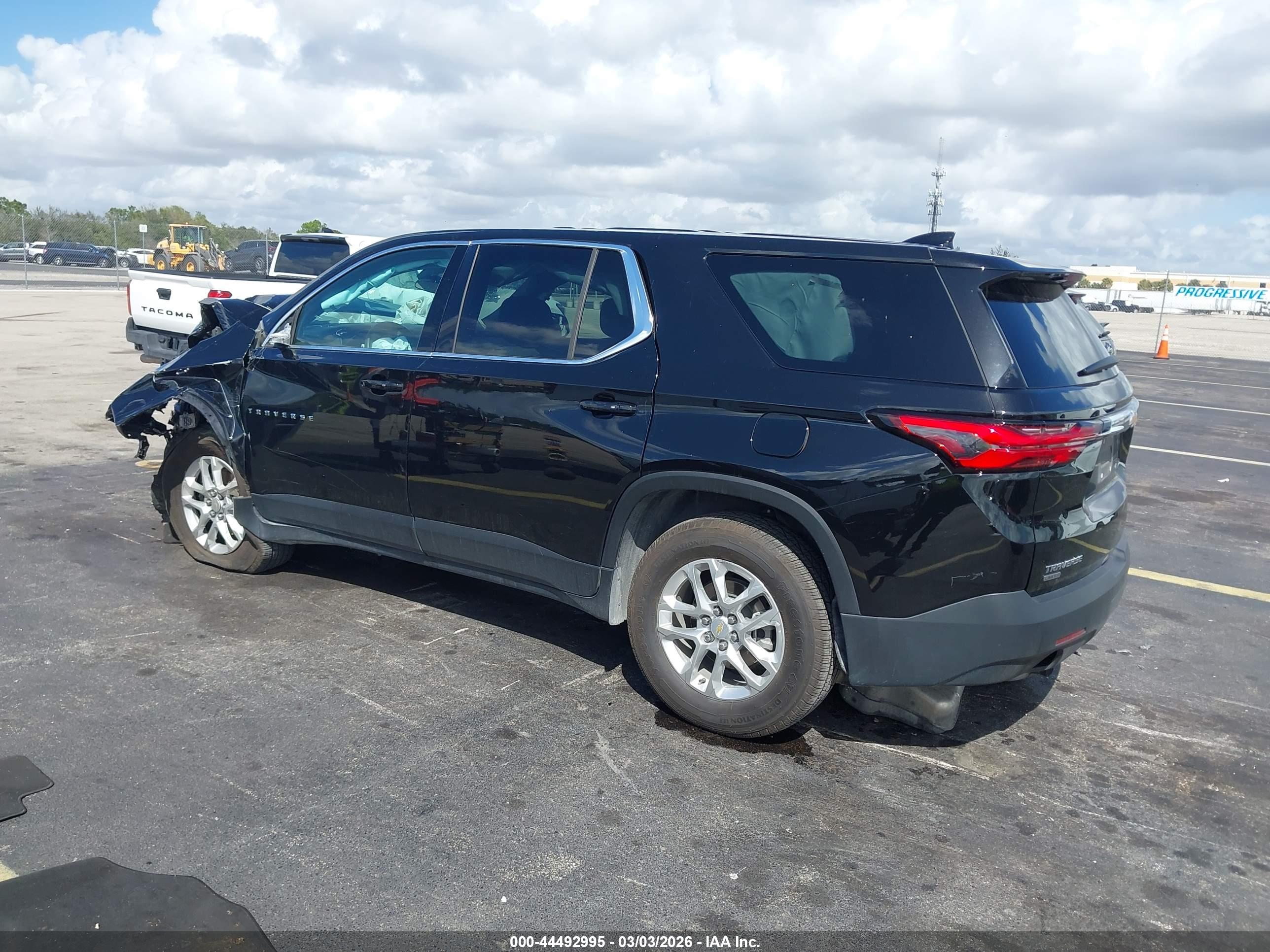 CHEVROLET TRAVERSE image 3