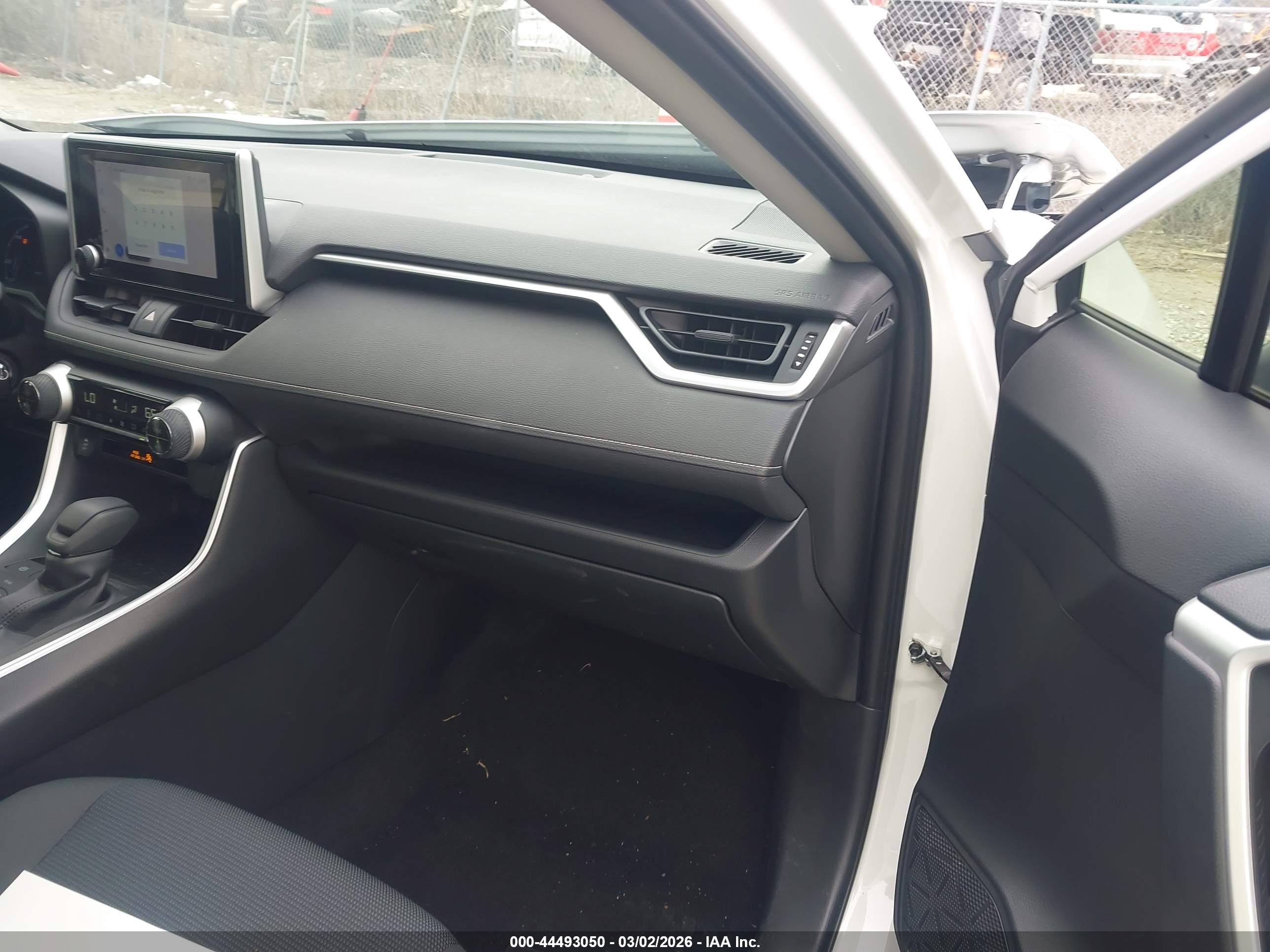 TOYOTA RAV4 image 5