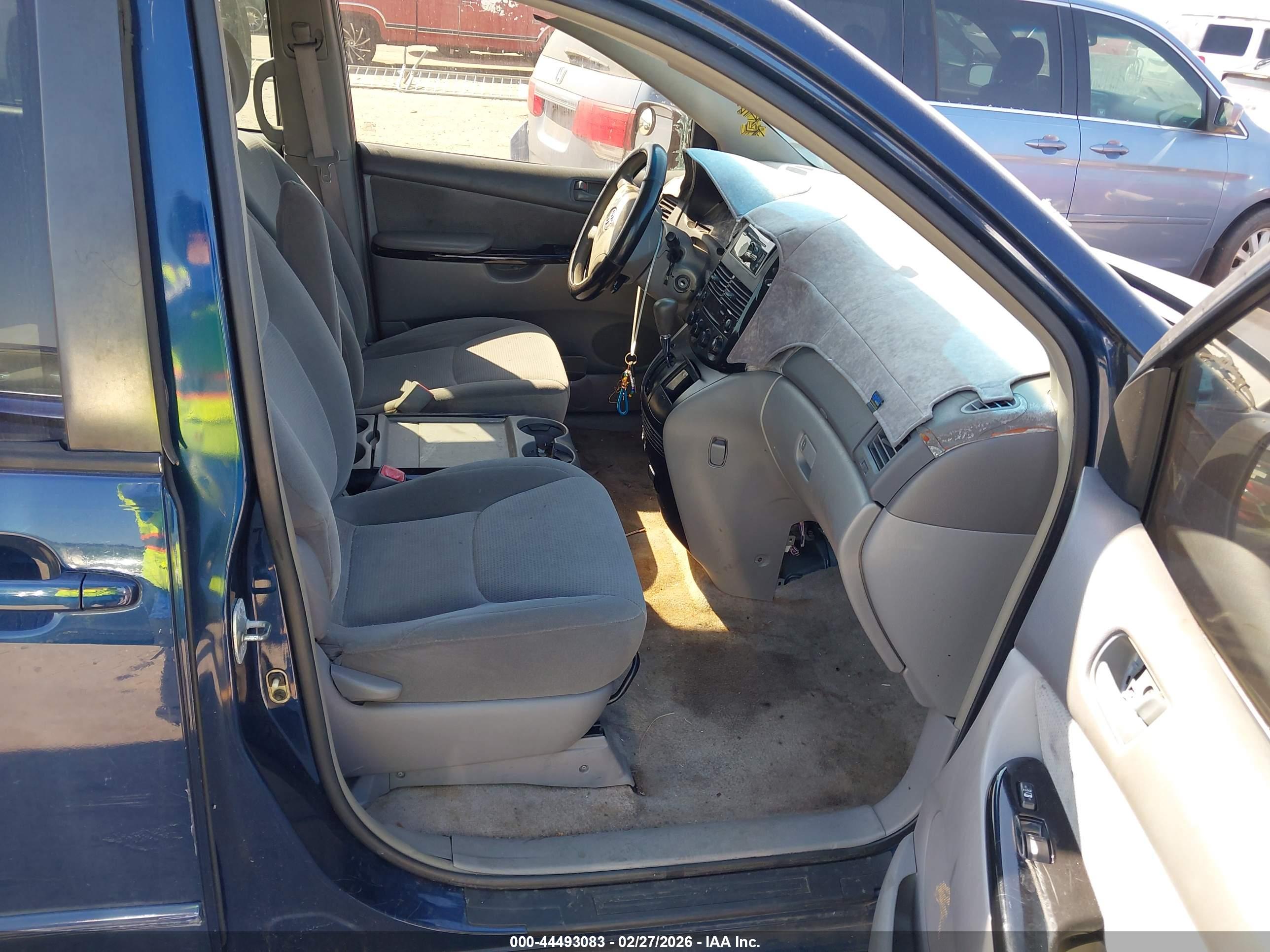 TOYOTA SIENNA image 5