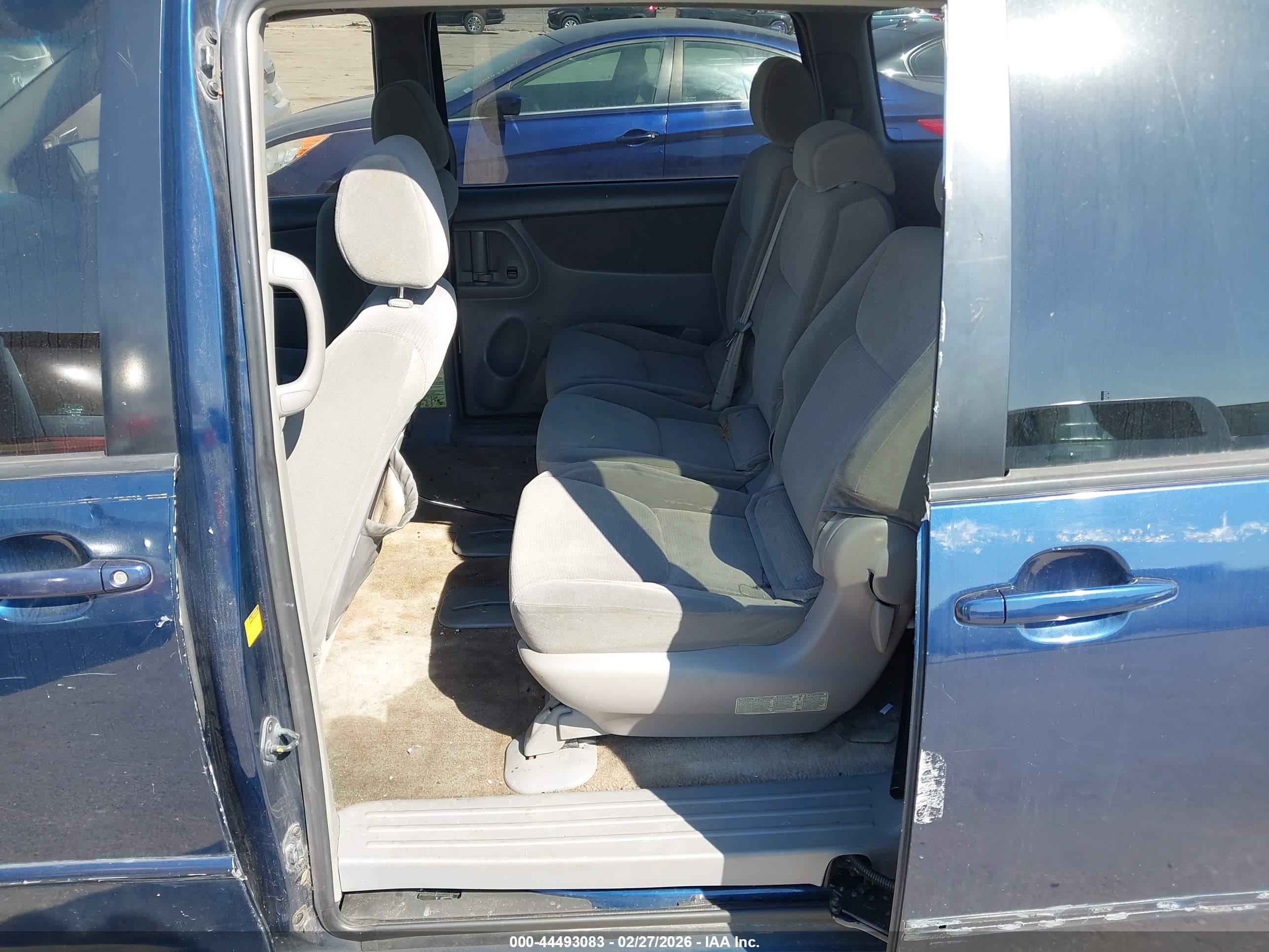 TOYOTA SIENNA image 8