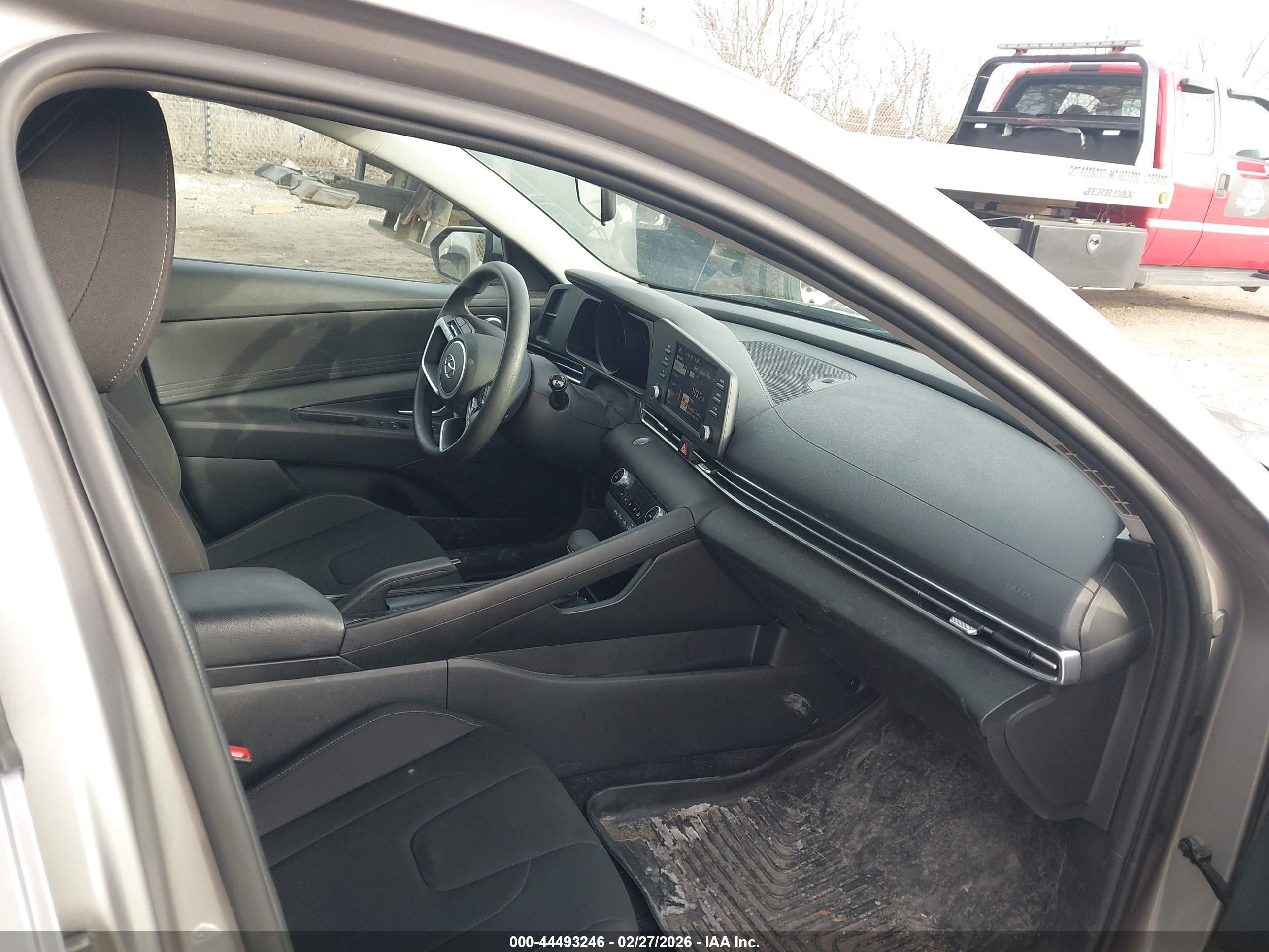 HYUNDAI ELANTRA image 5