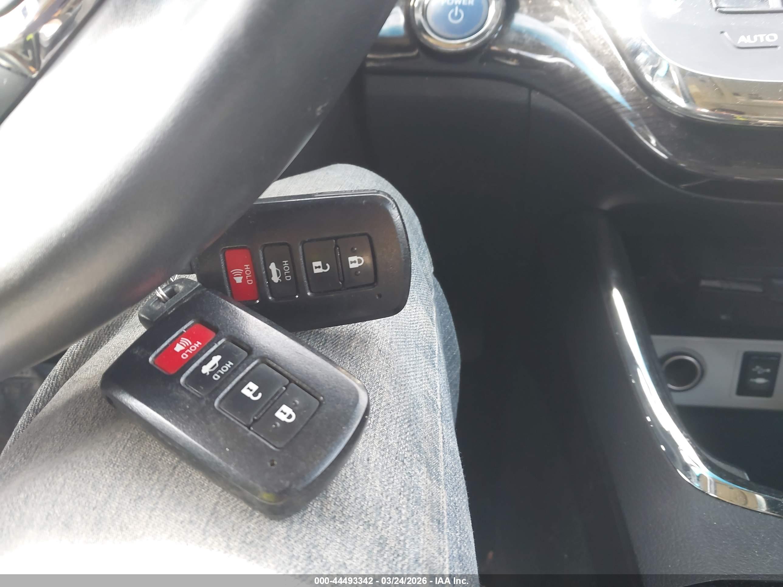TOYOTA AVALON image 11