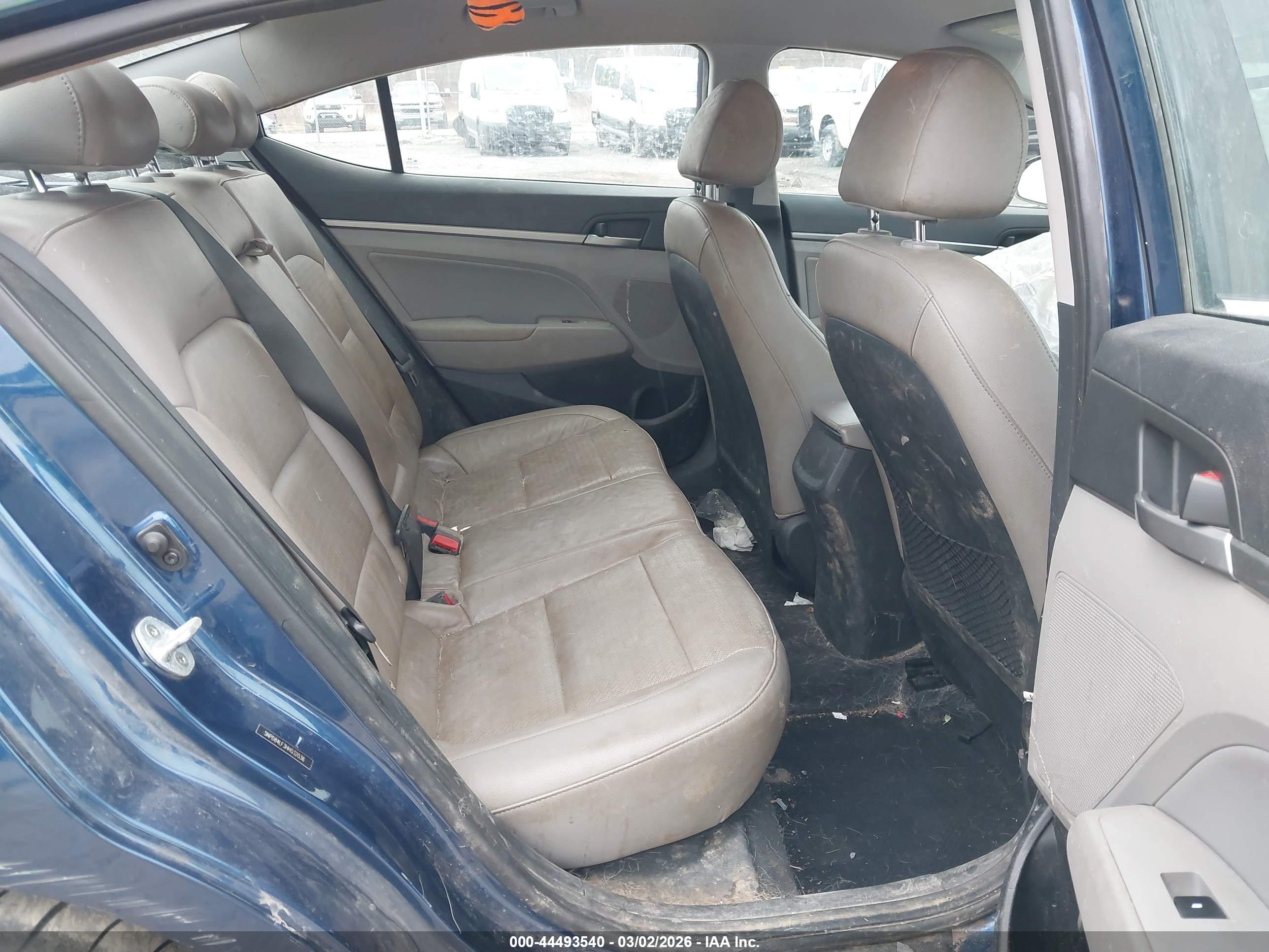 HYUNDAI ELANTRA image 8