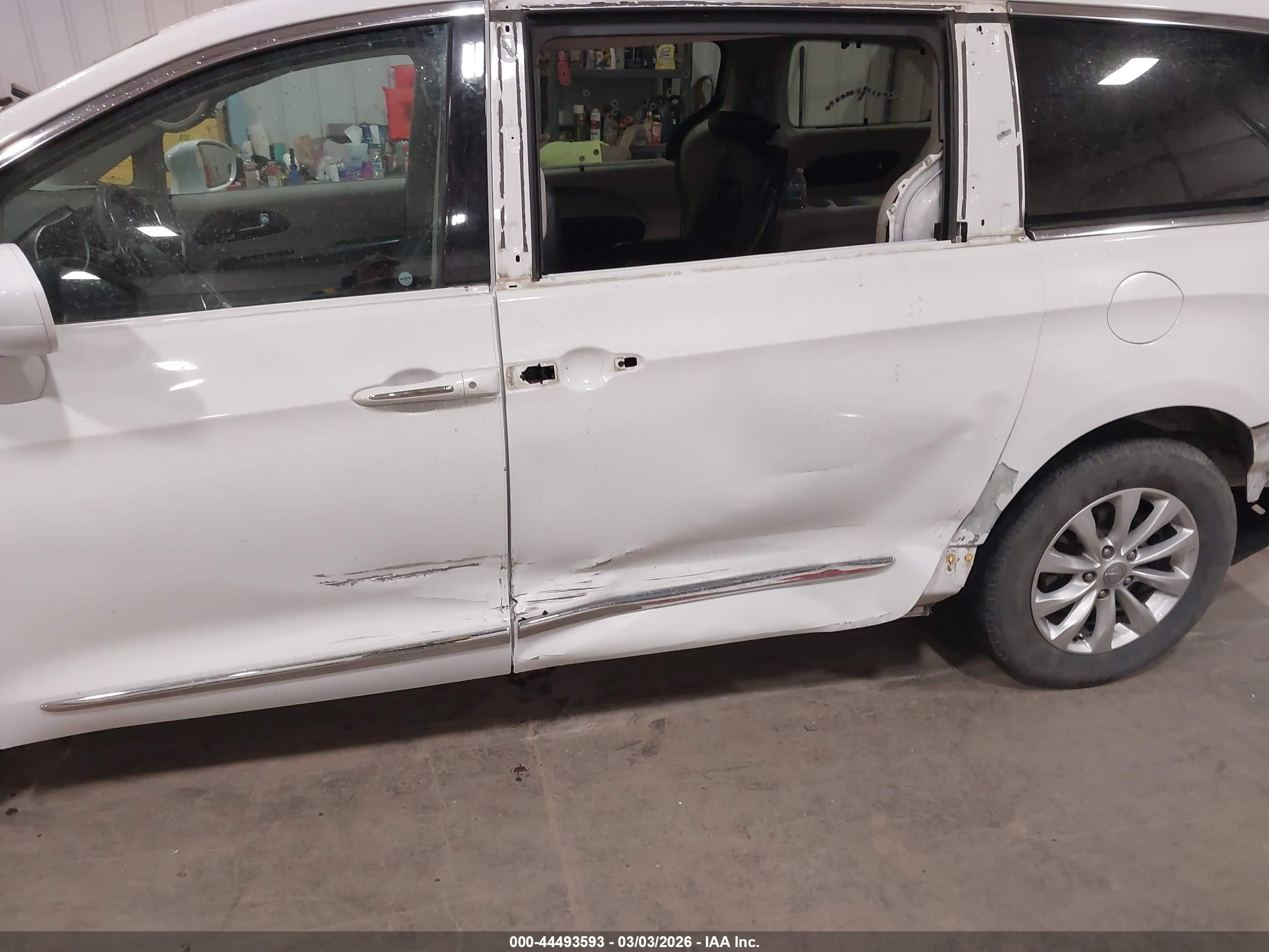 CHRYSLER PACIFICA image 6