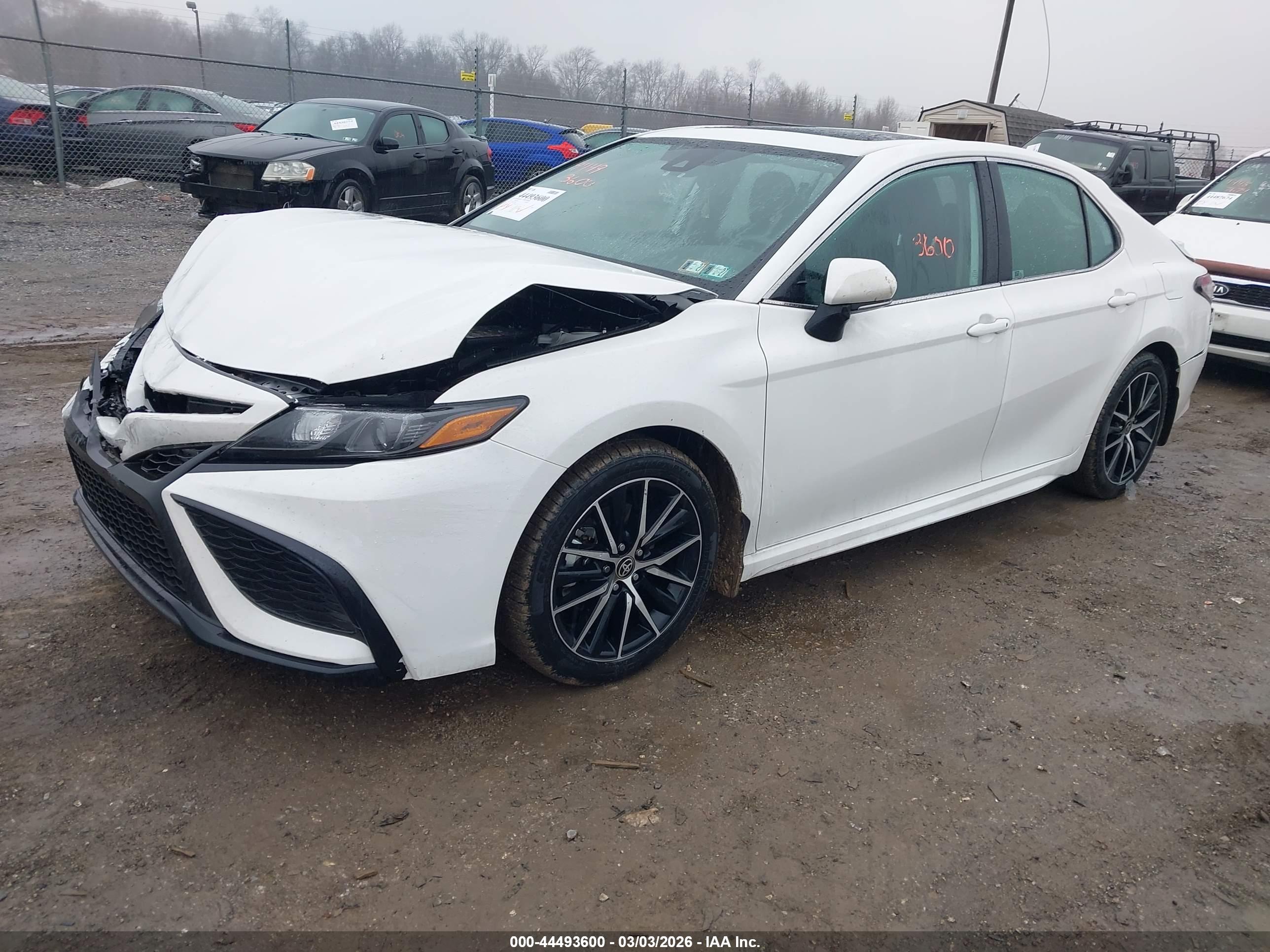 TOYOTA CAMRY image 2