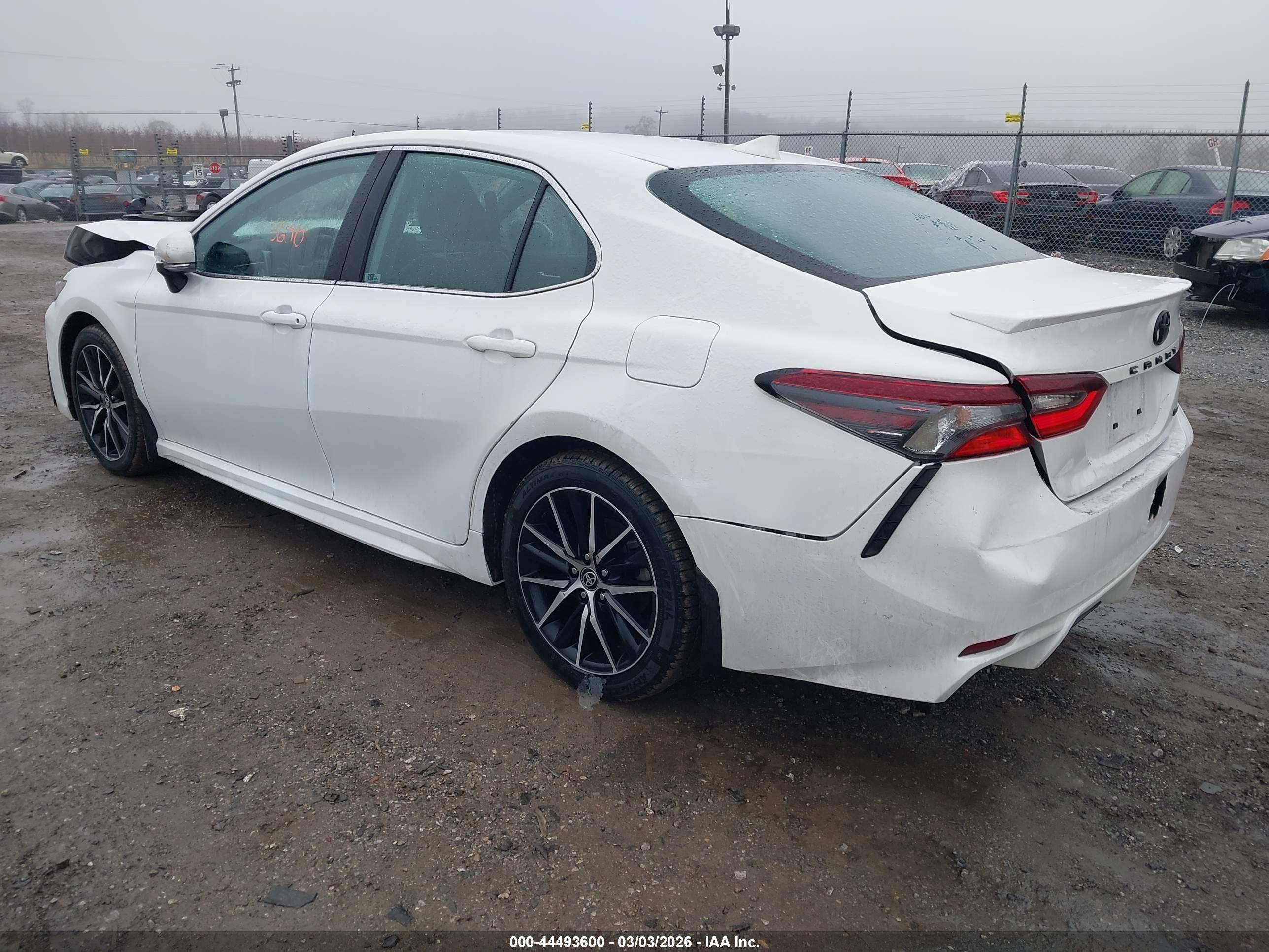 TOYOTA CAMRY image 3
