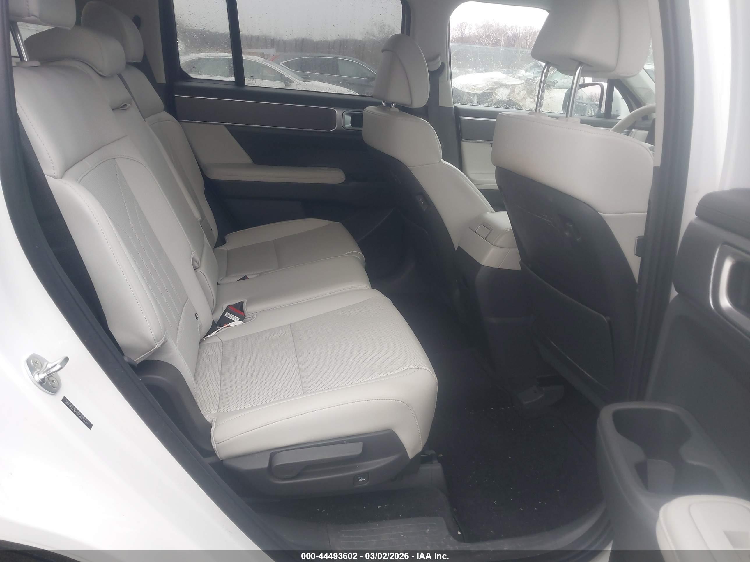 HYUNDAI SANTA image 8