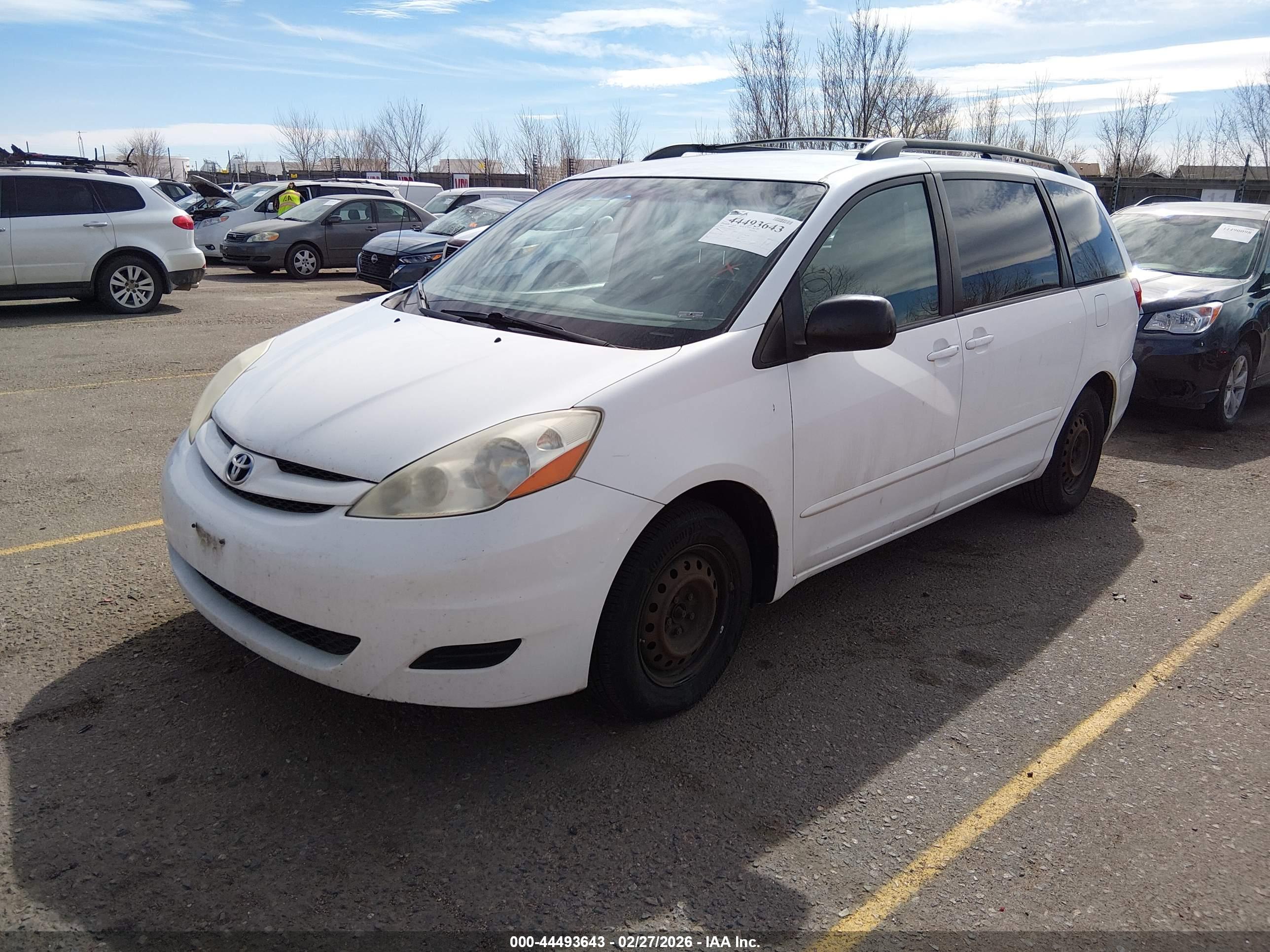 TOYOTA SIENNA image 2
