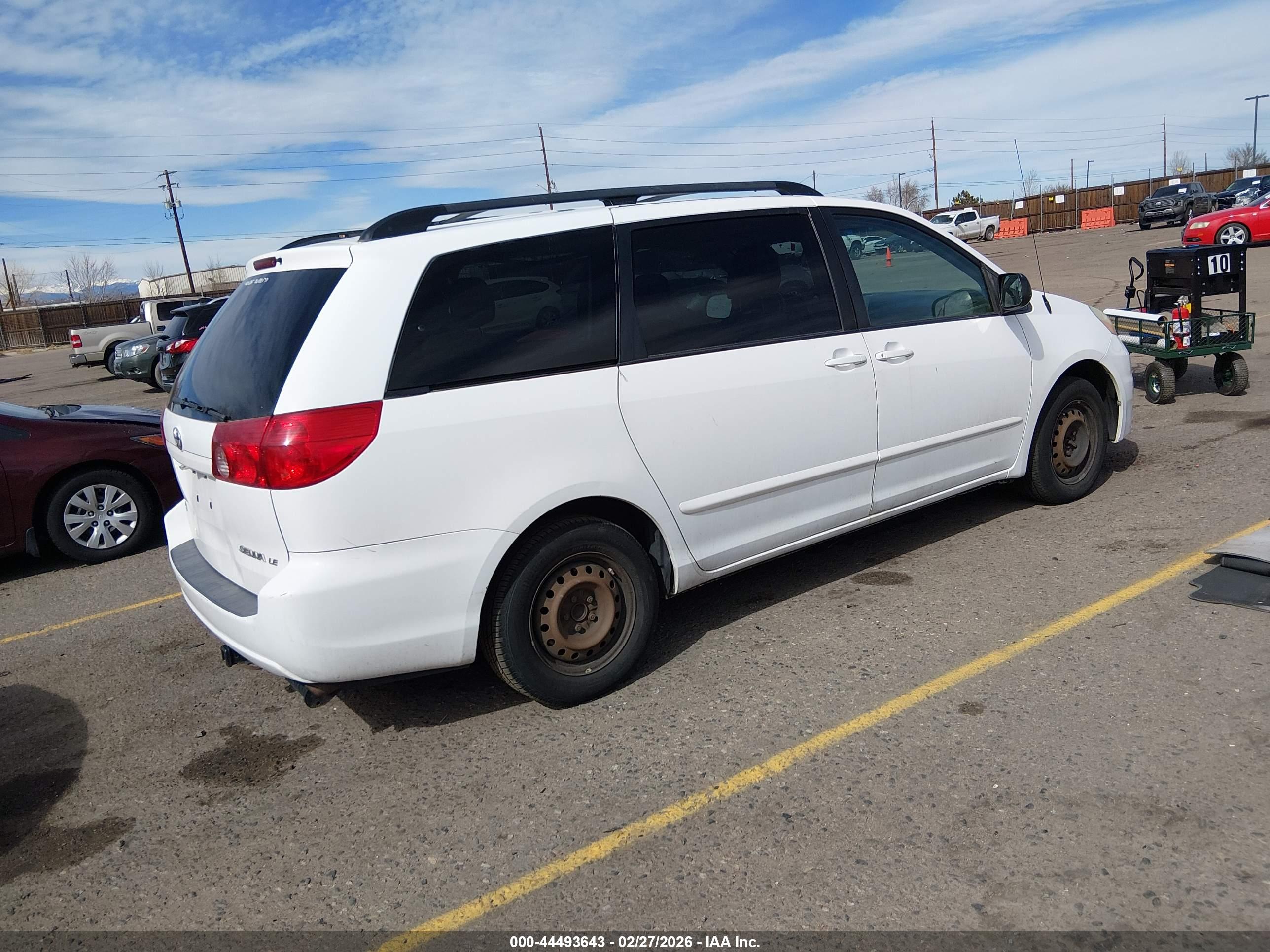 TOYOTA SIENNA image 4