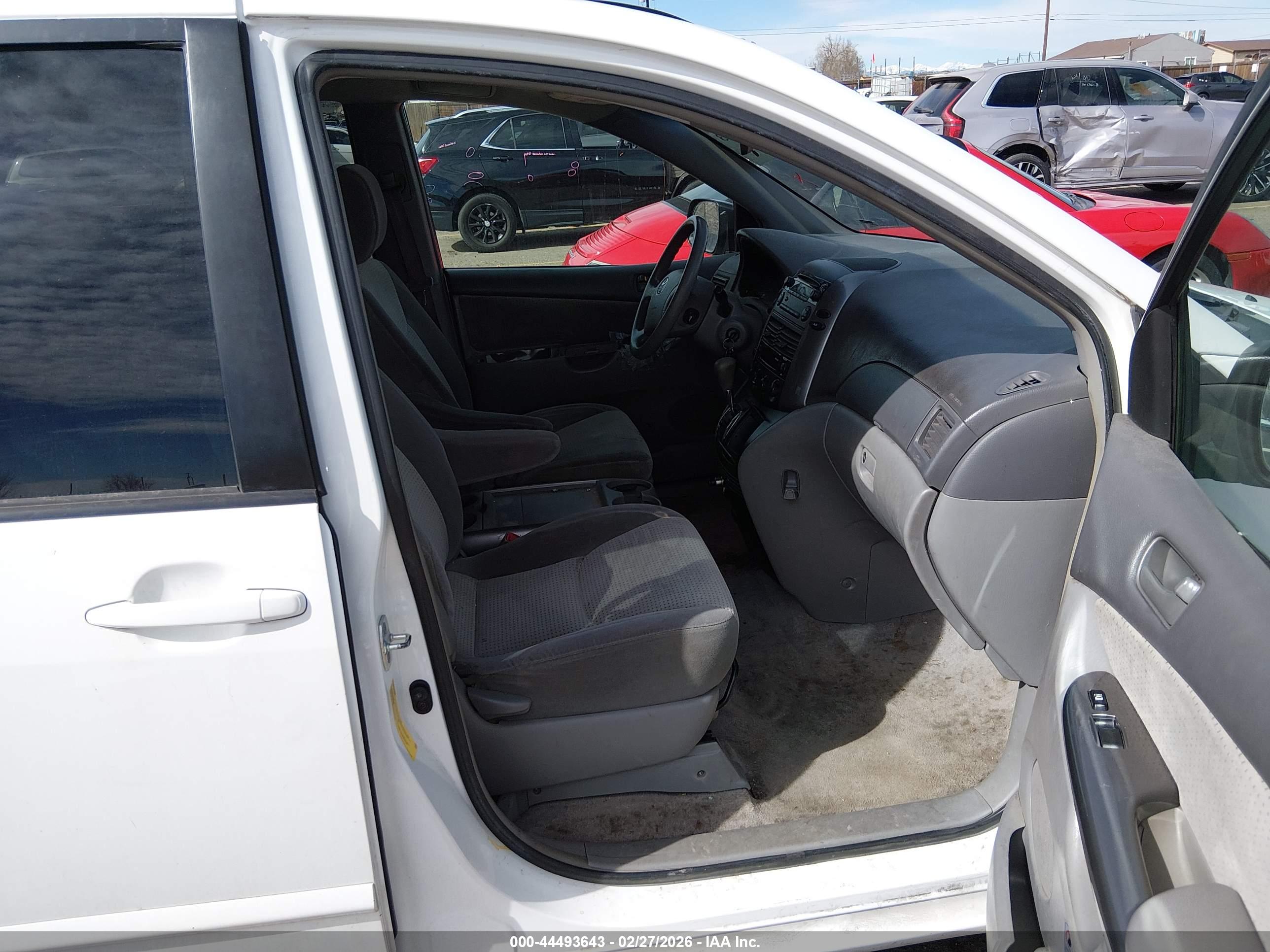 TOYOTA SIENNA image 5