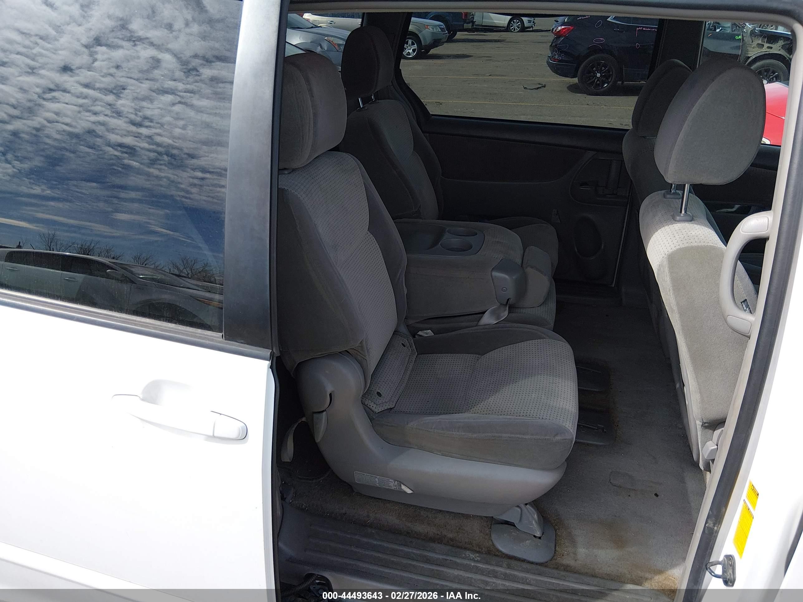 TOYOTA SIENNA image 8