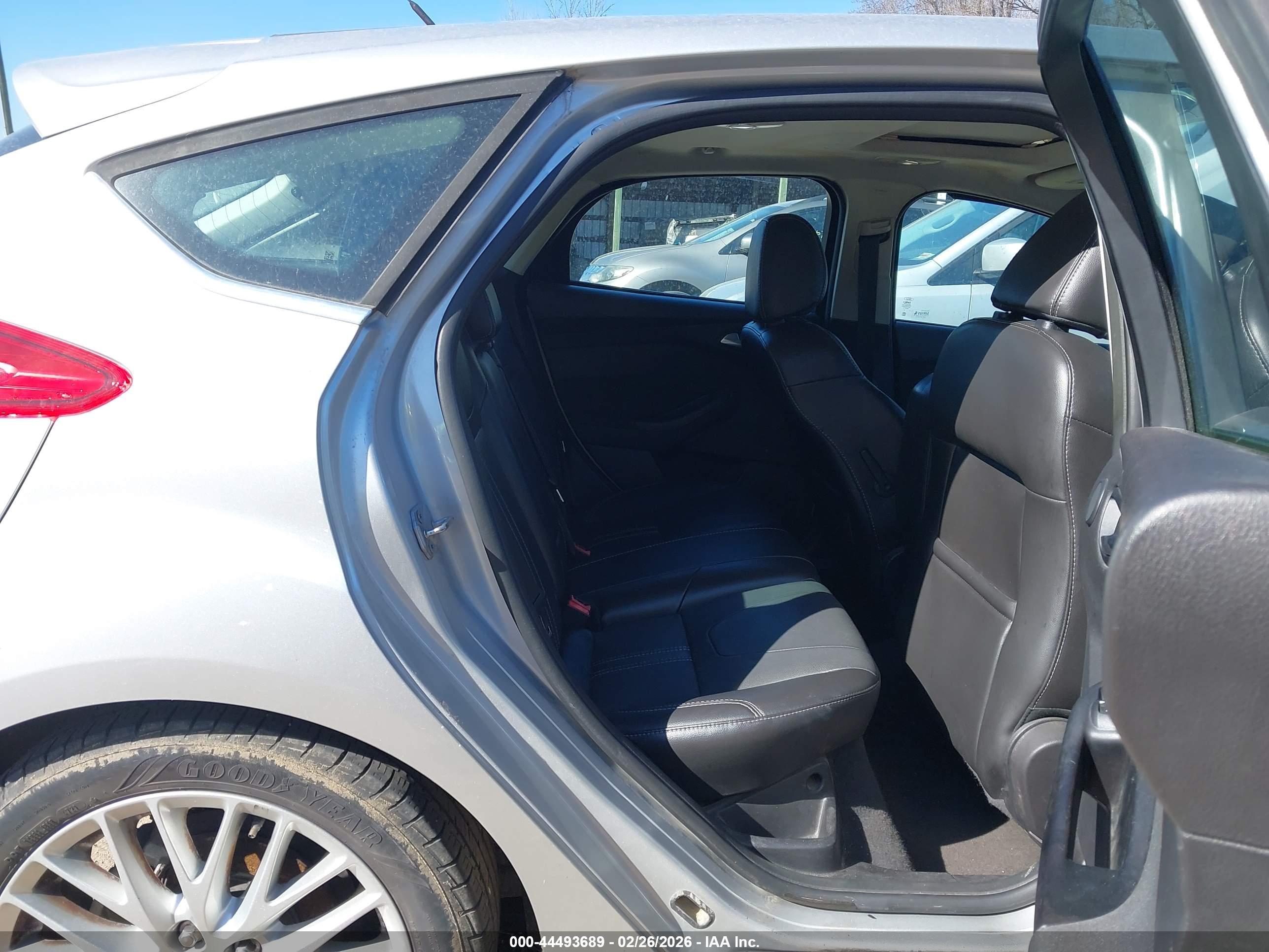 FORD FOCUS image 8