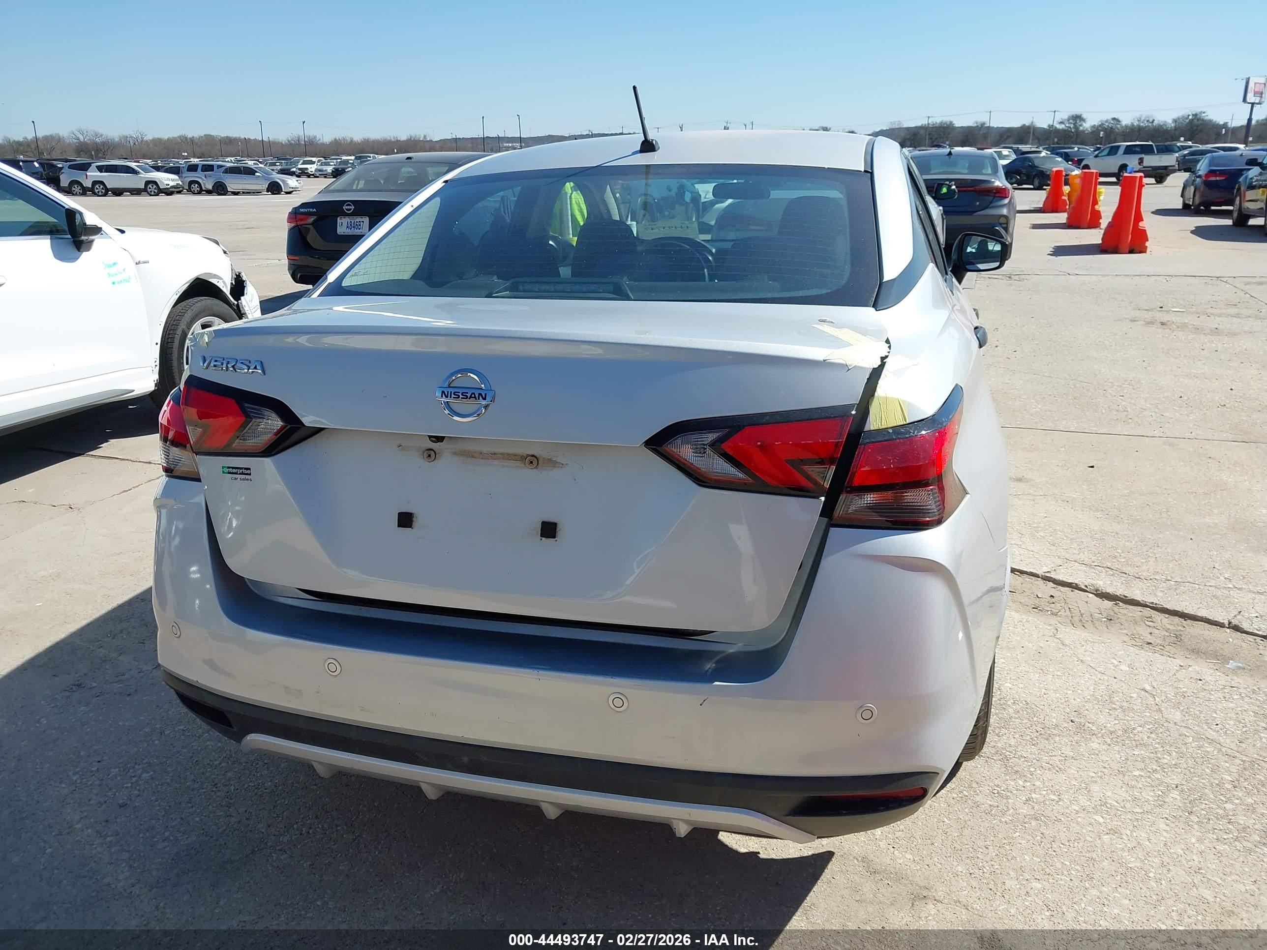 NISSAN VERSA image 6