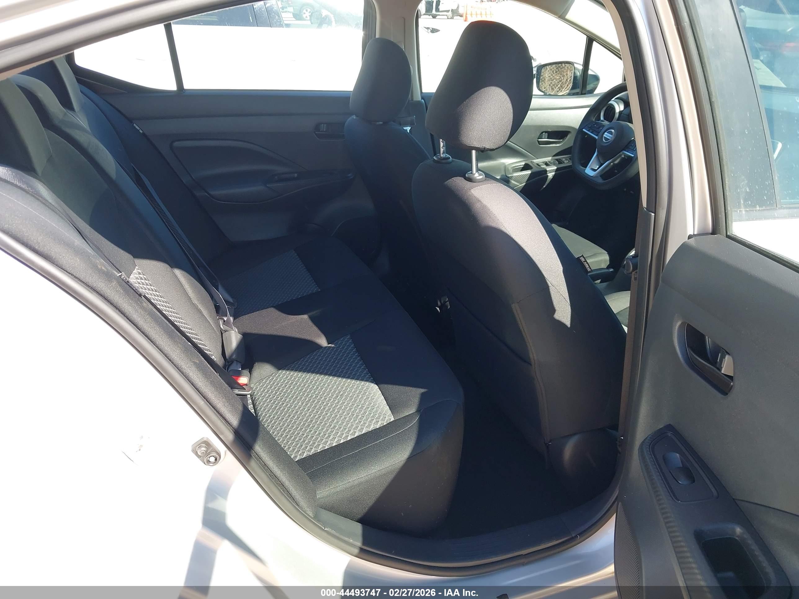 NISSAN VERSA image 8